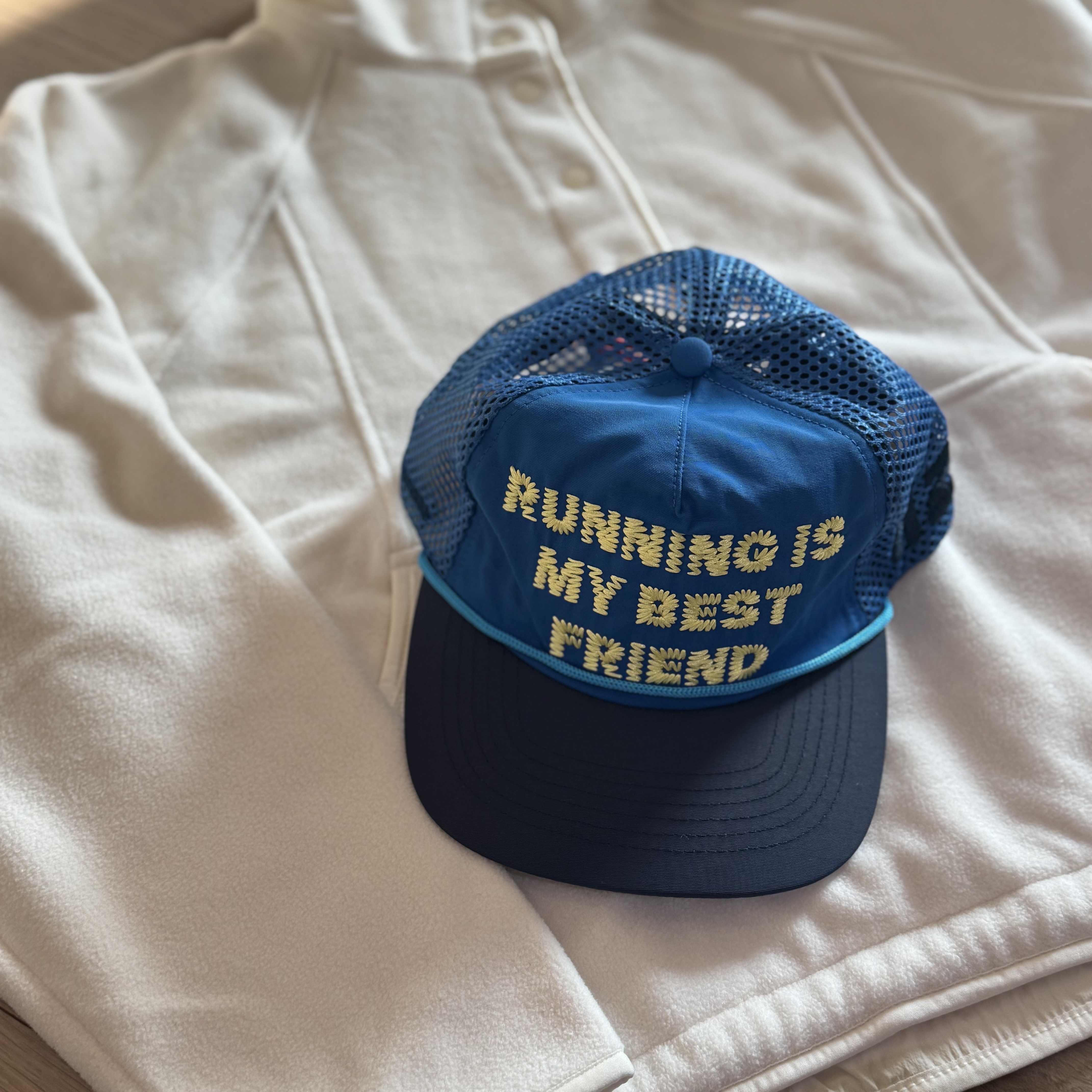 Alex Zono Running Is My Best Friend Trucker Blue 착용 스타일