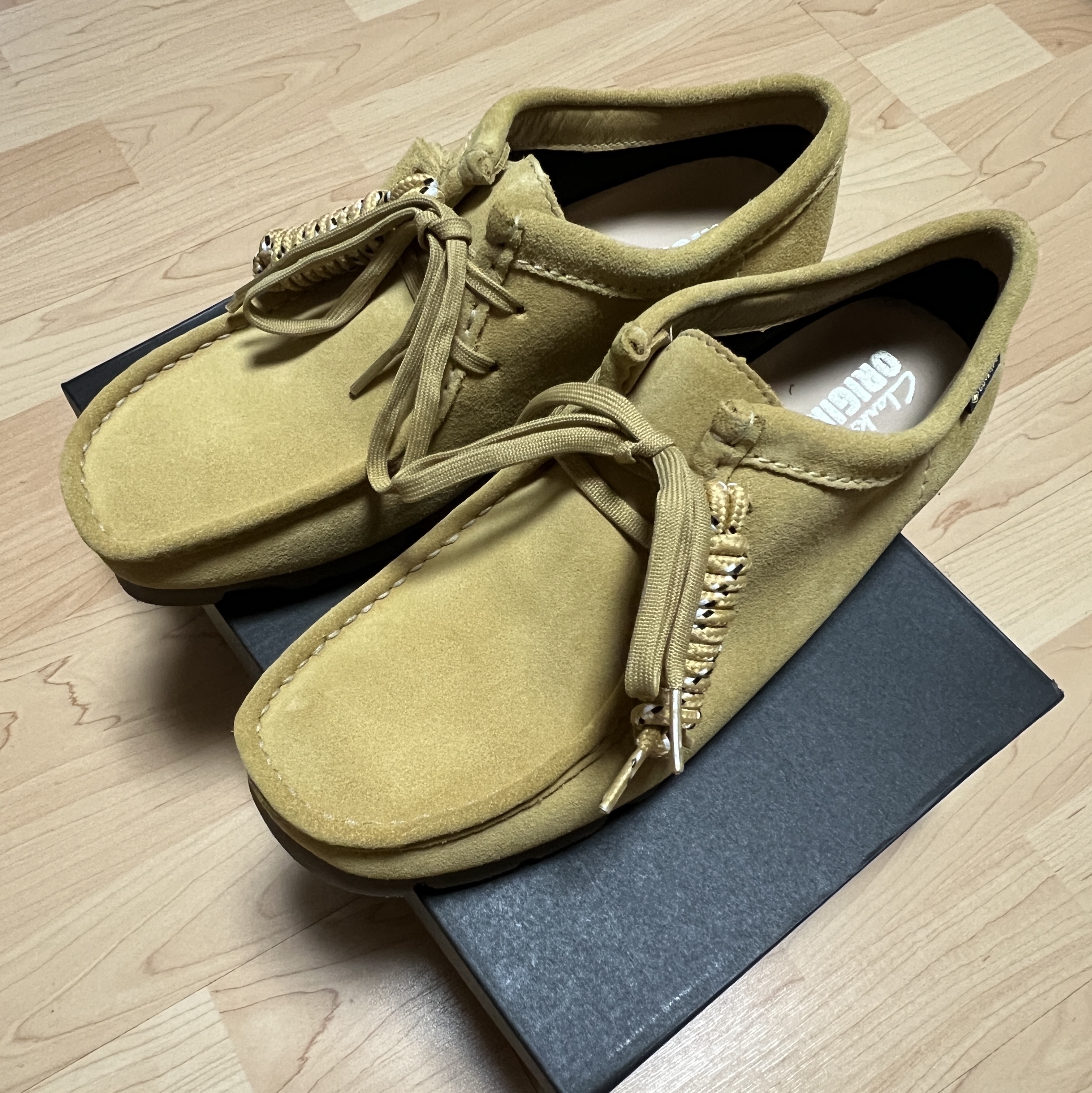 Clarks Wallabee Gore-Tex Golden Tan Suede 착용 스타일 - 1