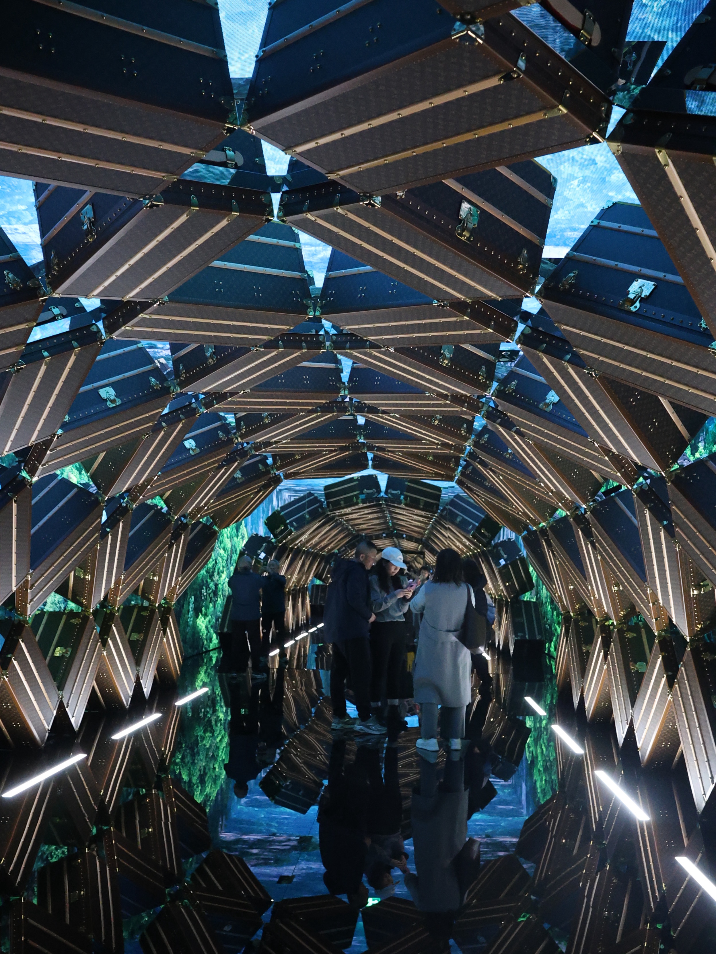 Peaceminusone x 2025 MAMA Awards Peacemamaone Coat Black, Burberry Skinny Check Silk Scarf Archive Beige 착용 스타일 - 9