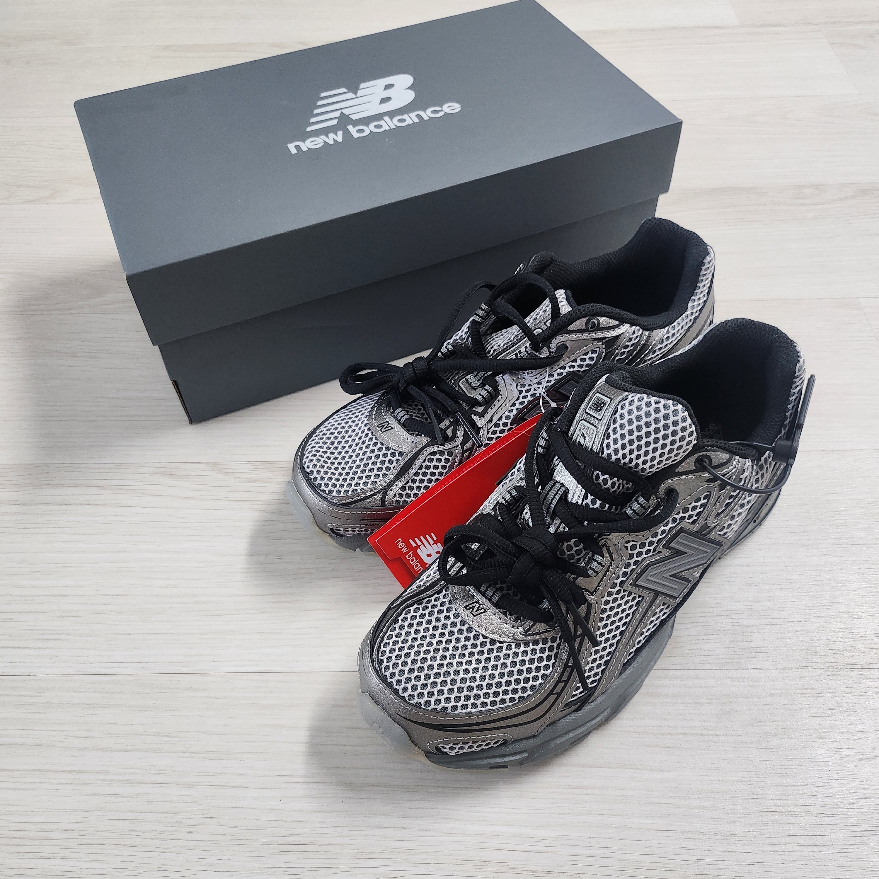 New Balance 740 Dark Silver Metallic 착용 스타일