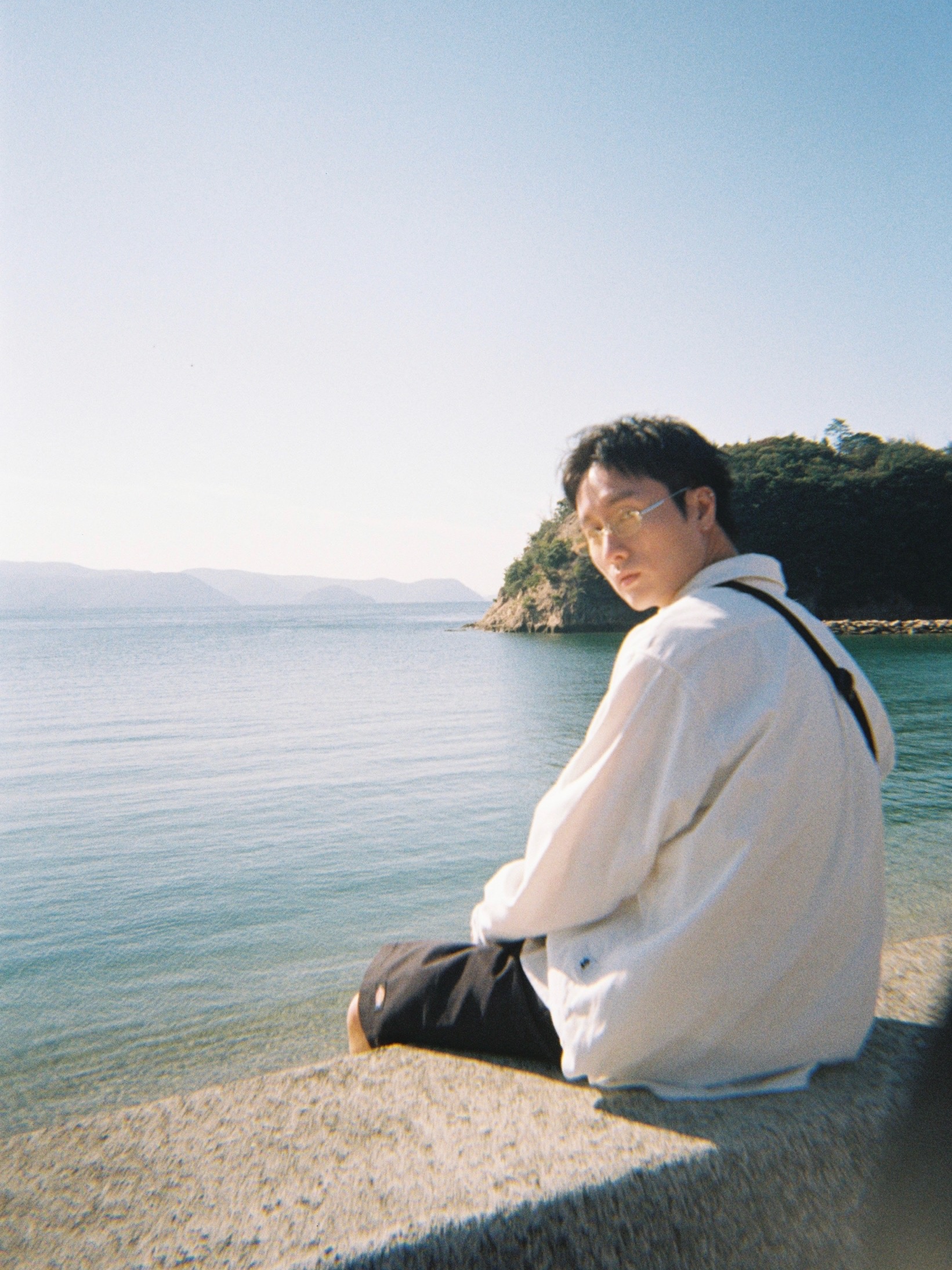 Uniqlo x Needles Fleece Oversized Cardigan Black - KR, THRASHER Flame Pocket Oxford Shirt Blue 착용 스타일 - 5