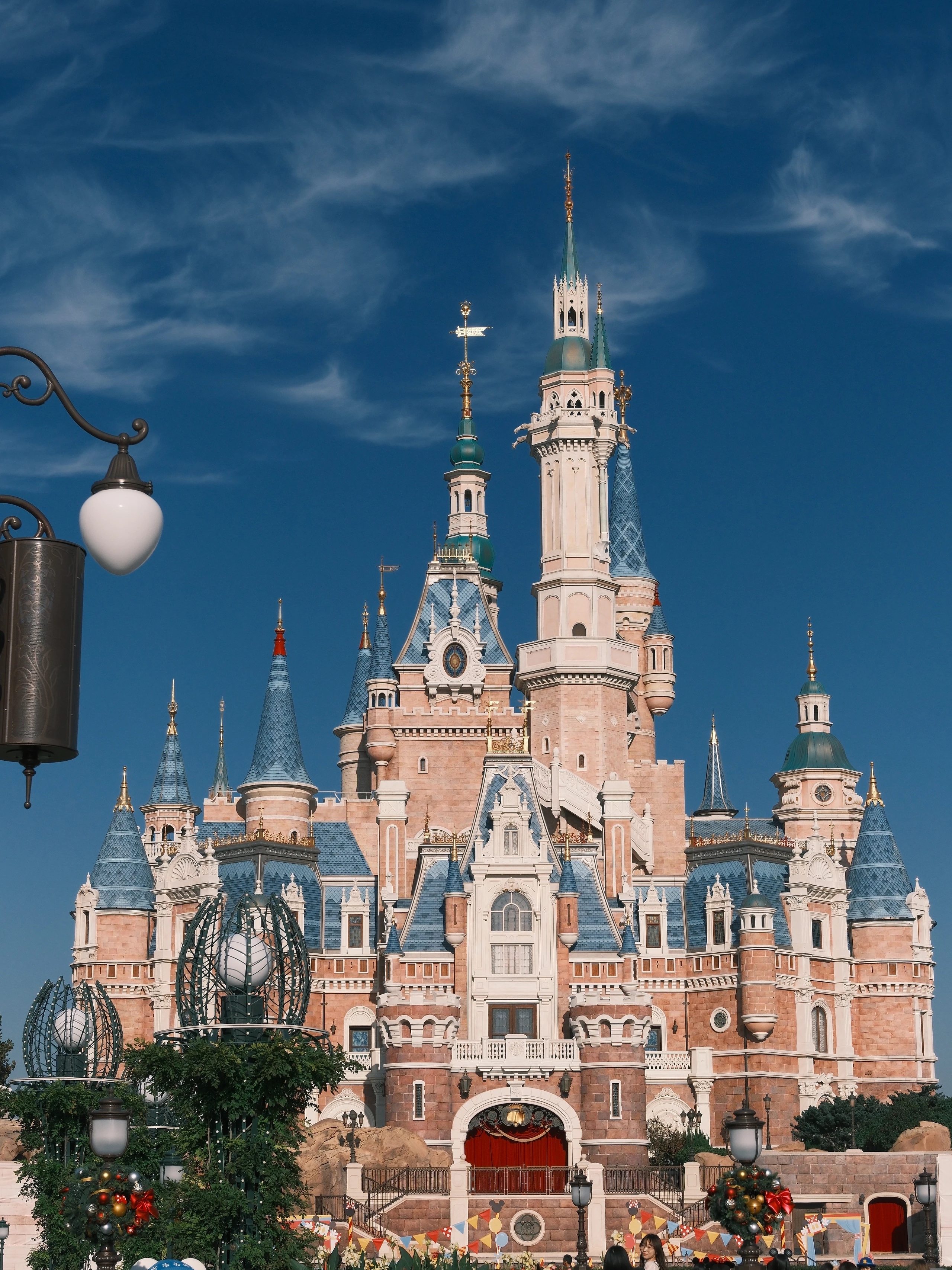 Peaceminusone x 2025 MAMA Awards Peacemamaone Coat Black, Burberry Skinny Check Silk Scarf Archive Beige 착용 스타일 - 8