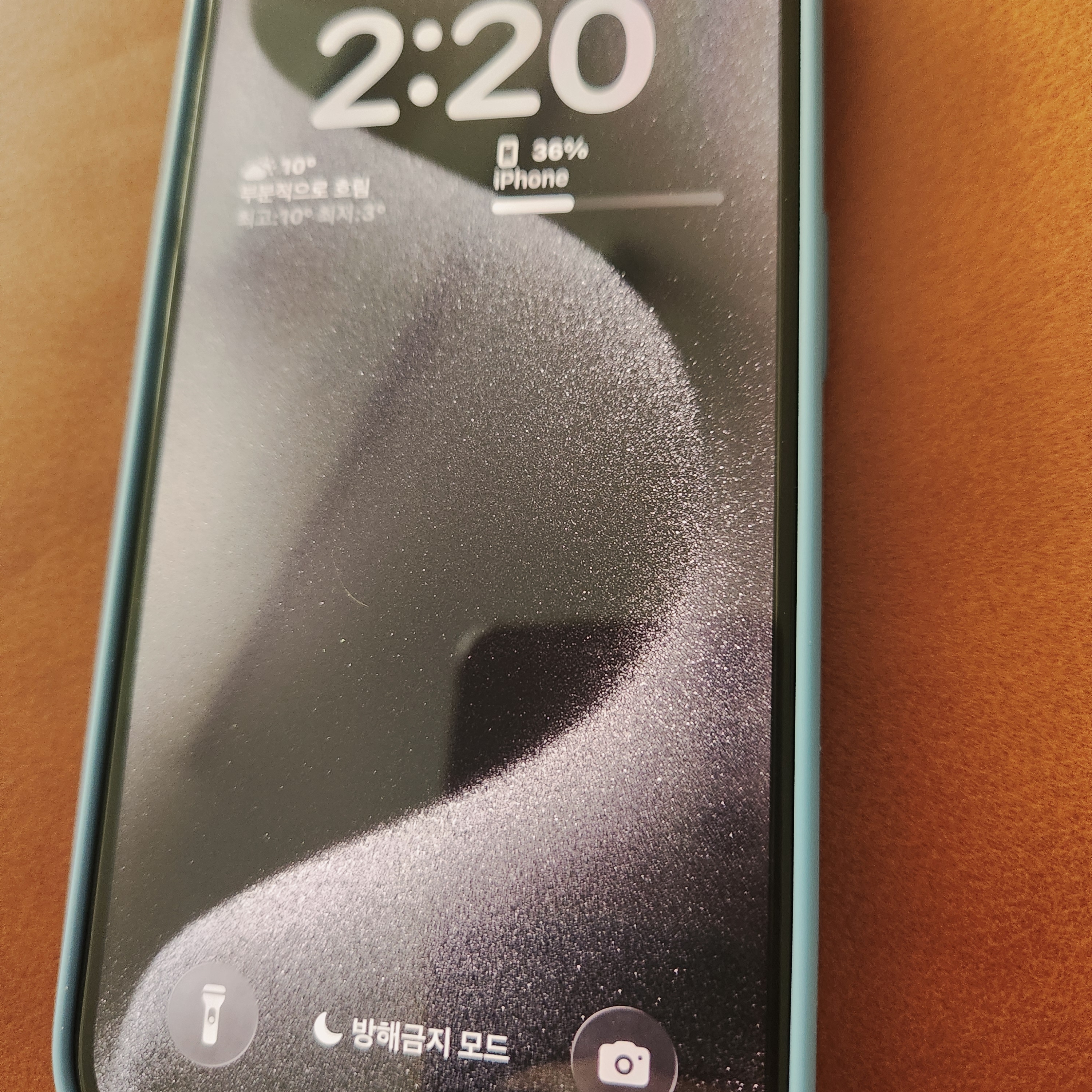 [S등급] Refurbished iPhone 15 Pro 256GB Black Titanium 착용 스타일 - 1