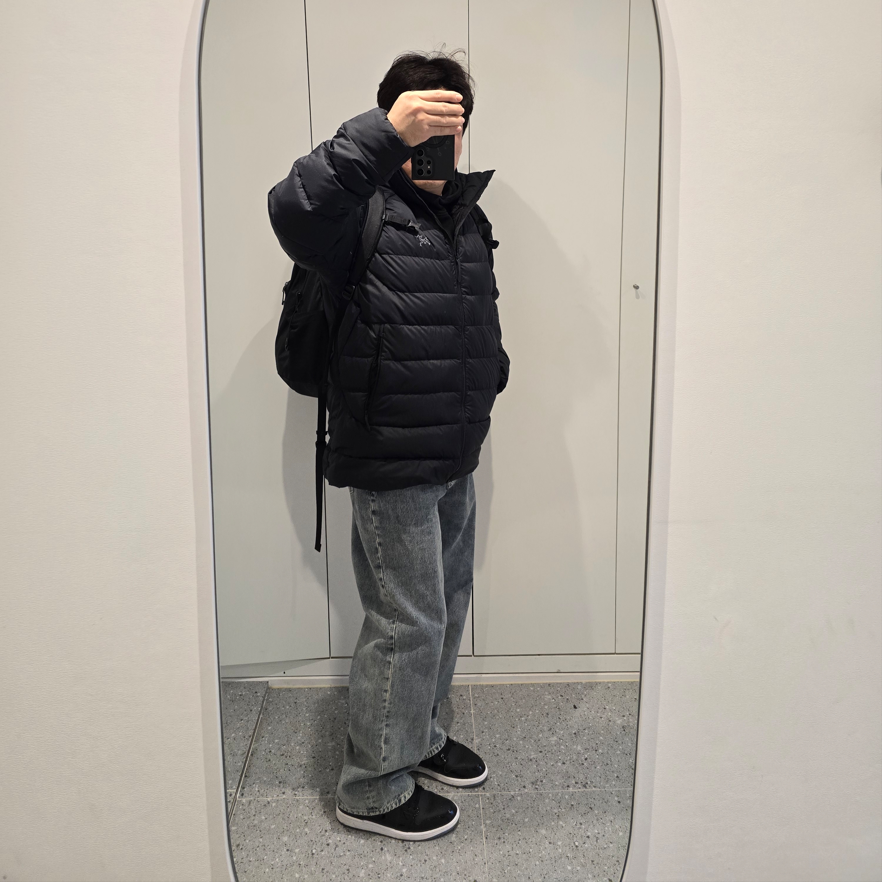 Arc'teryx Thorium Hoody Black, Jordan 1 Mid SE Black Dark Concord 착용 스타일 - 2