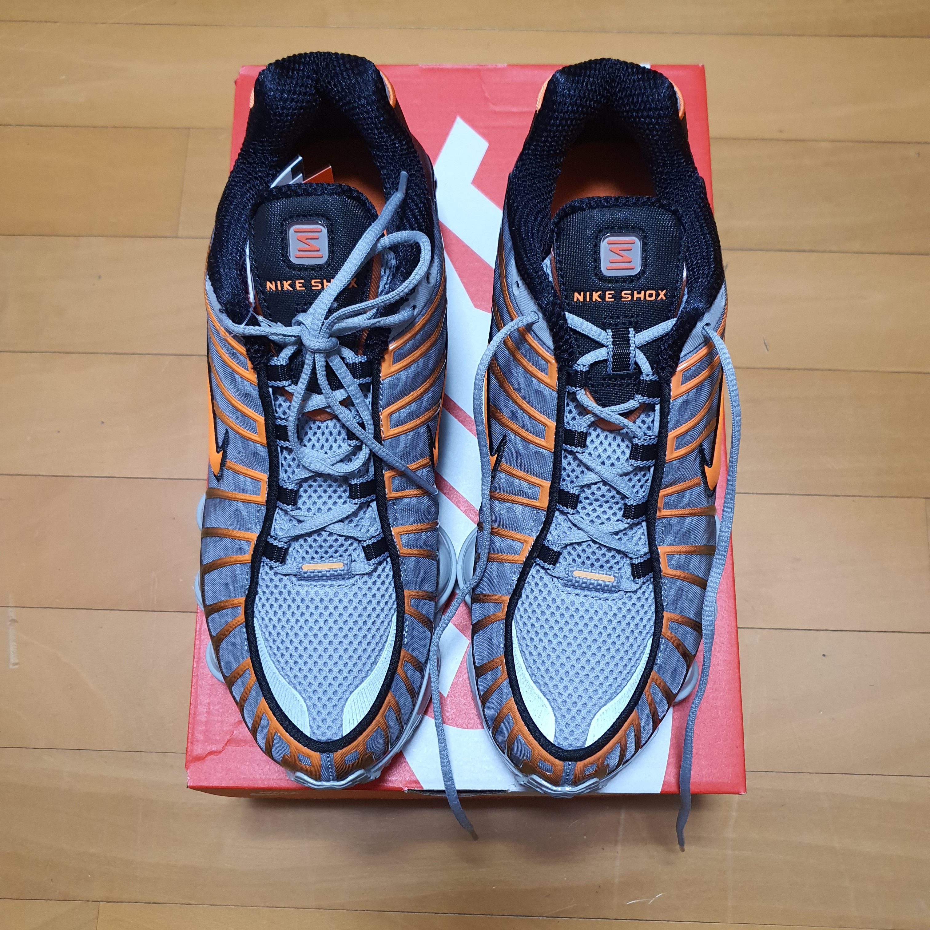 Nike Shox TL Light Smoke Grey Black 착용 스타일