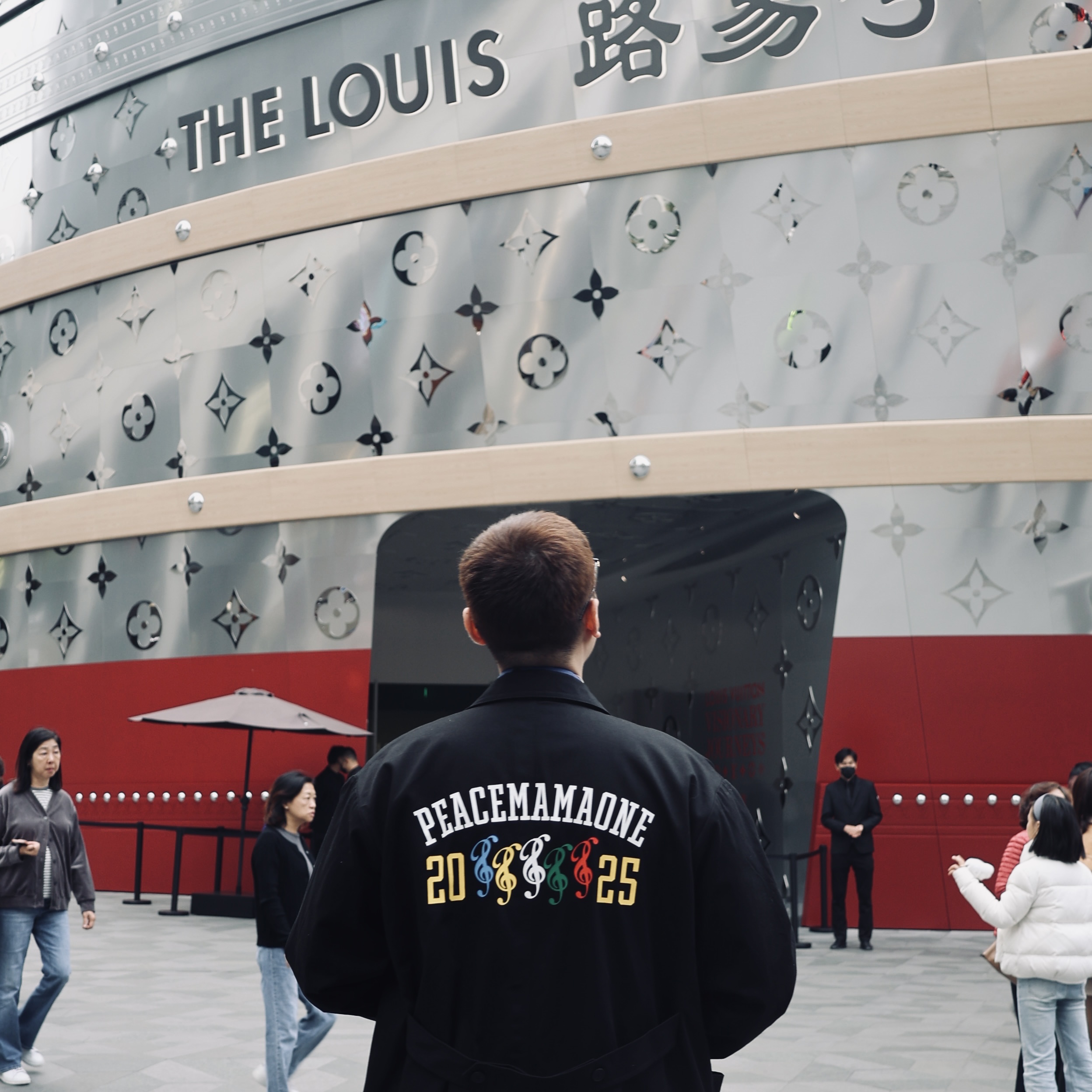 Peaceminusone x 2025 MAMA Awards Peacemamaone Coat Black 착용 스타일