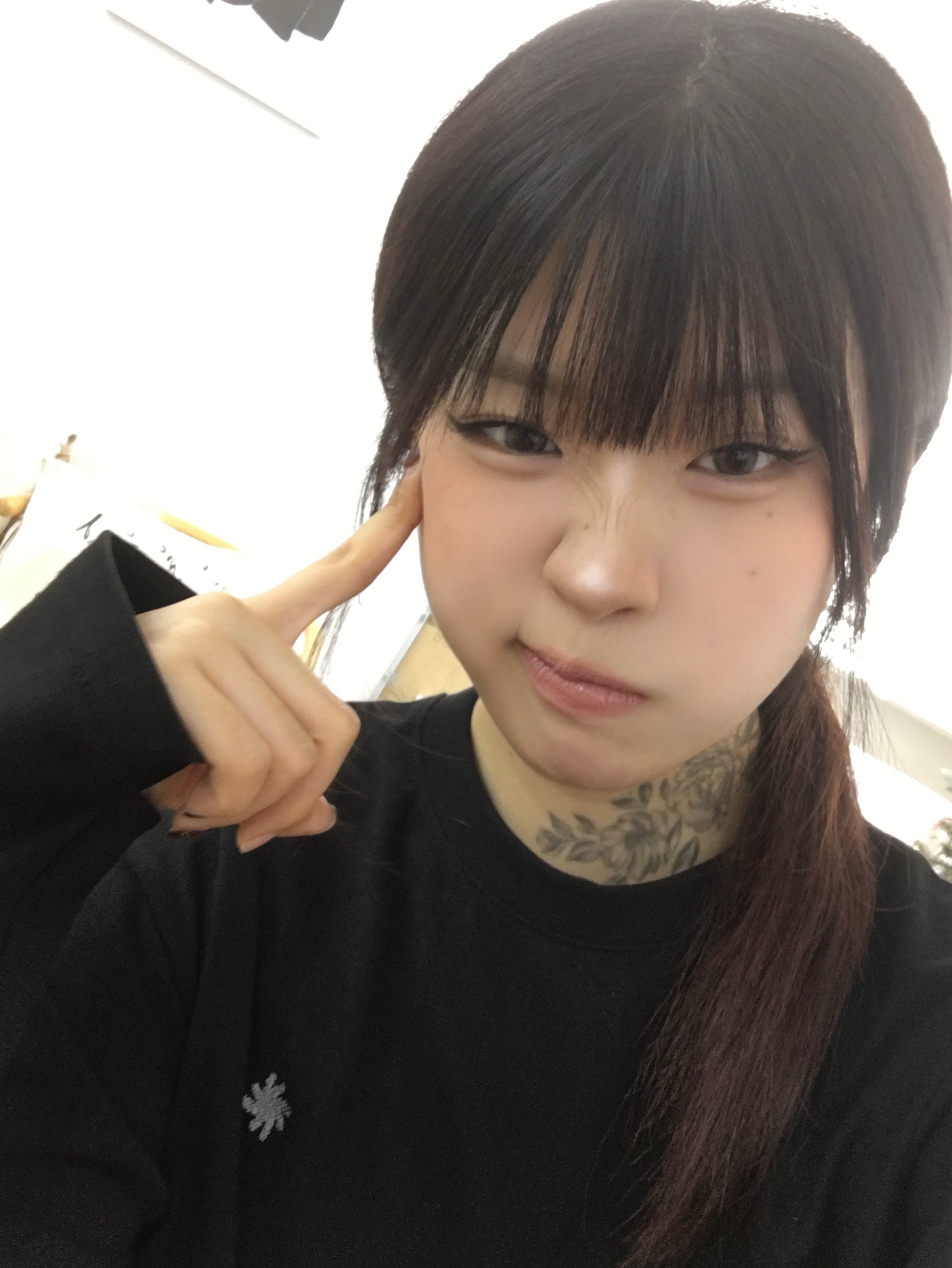 SLOW RECORD HOUSE Fingerhole Crop Long Sleeve Black 착용 스타일 - 3