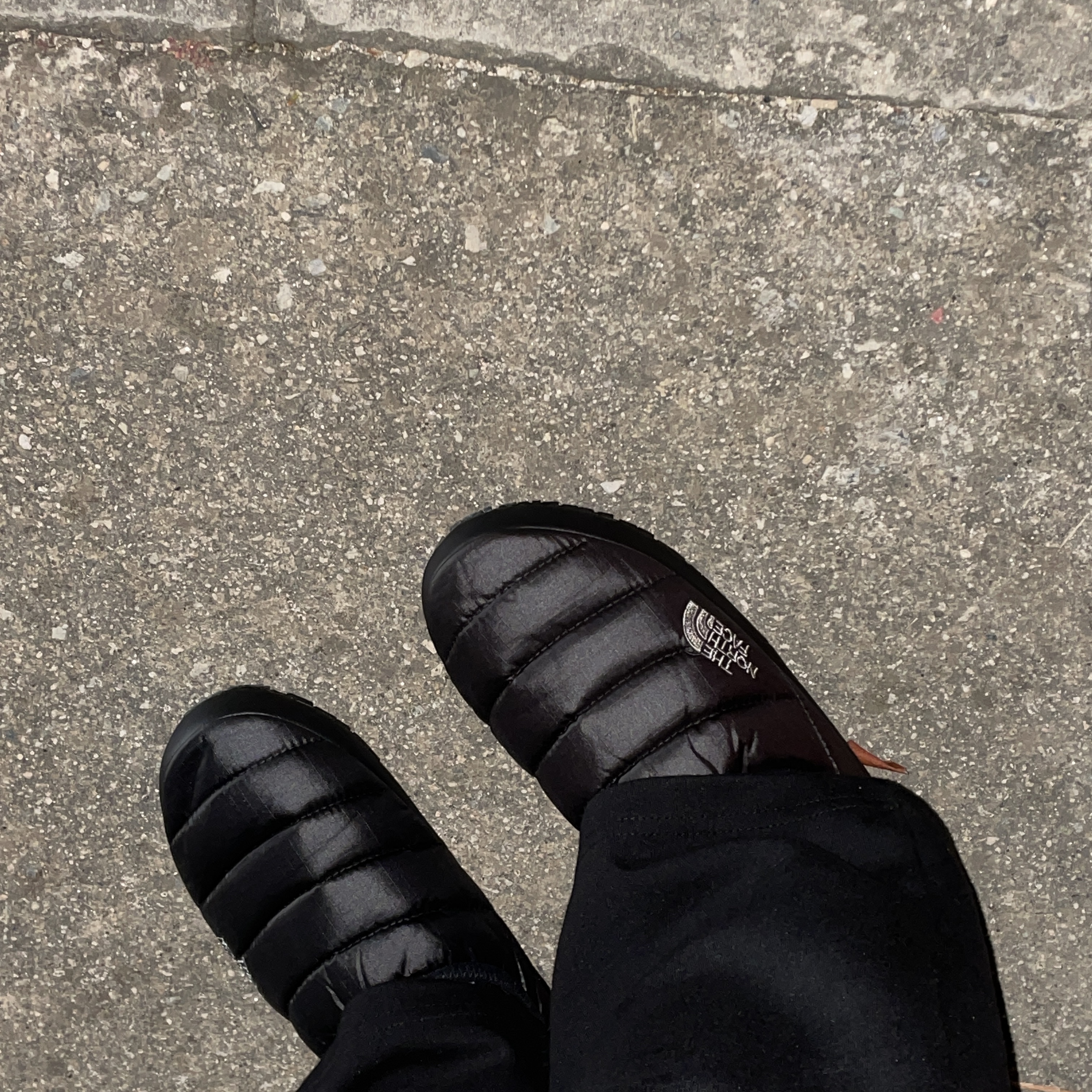 The North Face Nuptse Mule Black 착용 스타일