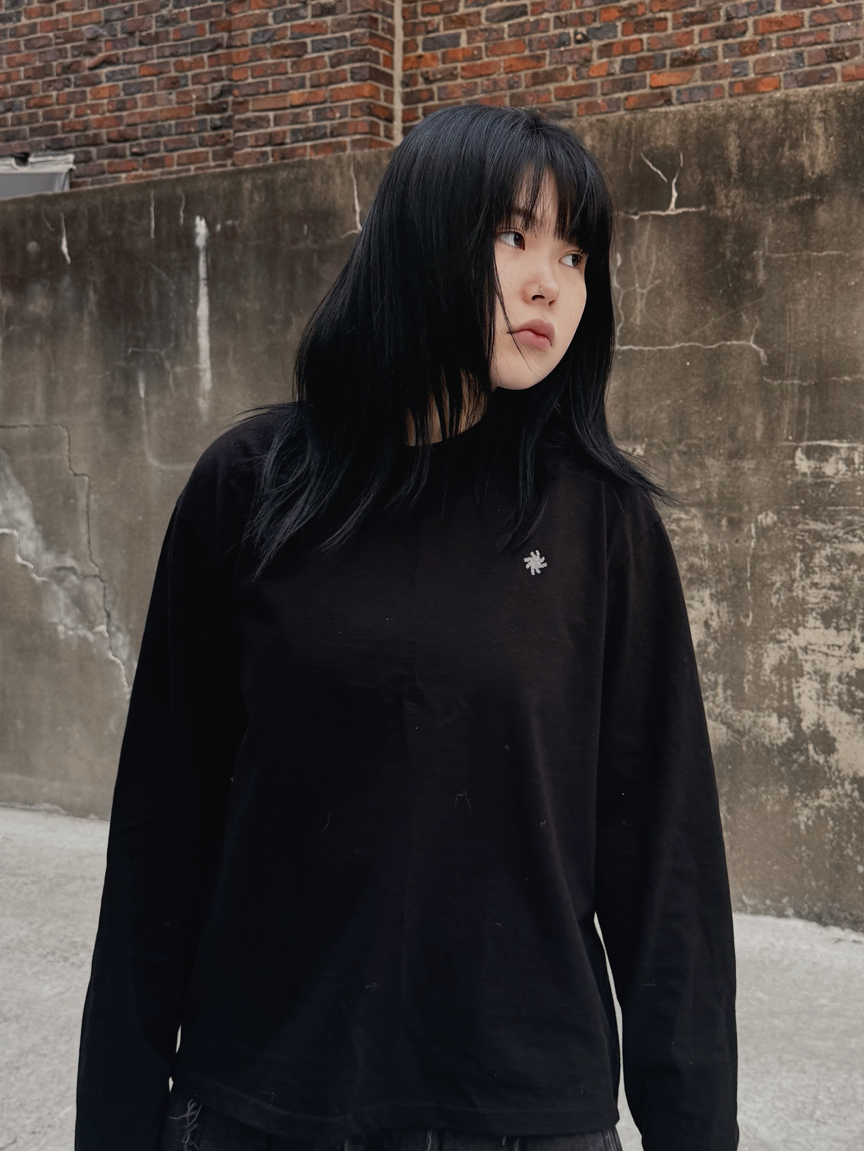 SLOW RECORD HOUSE Fingerhole Crop Long Sleeve Black 착용 스타일 - 10