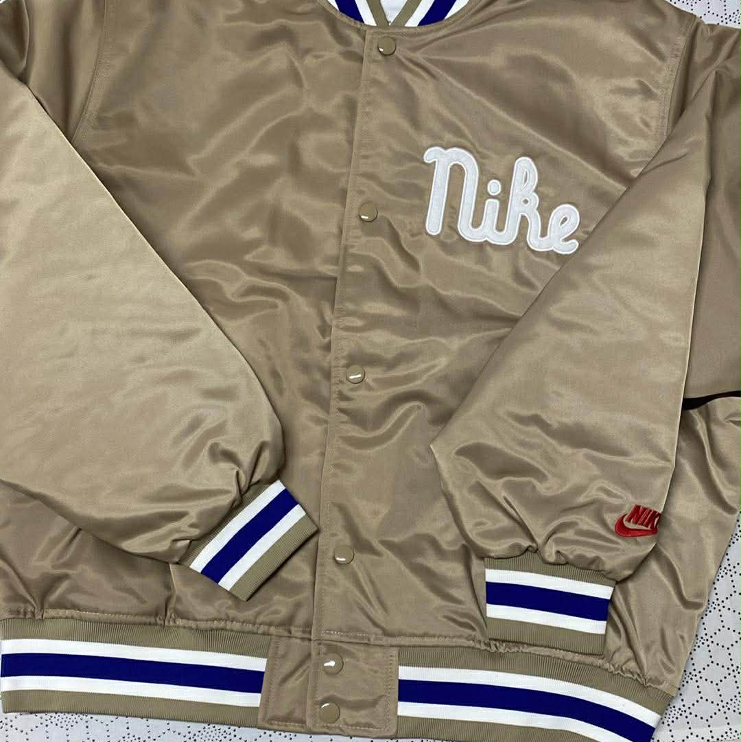 Nike Dugout Loose Satin Jacket Khaki Sail 착용 스타일