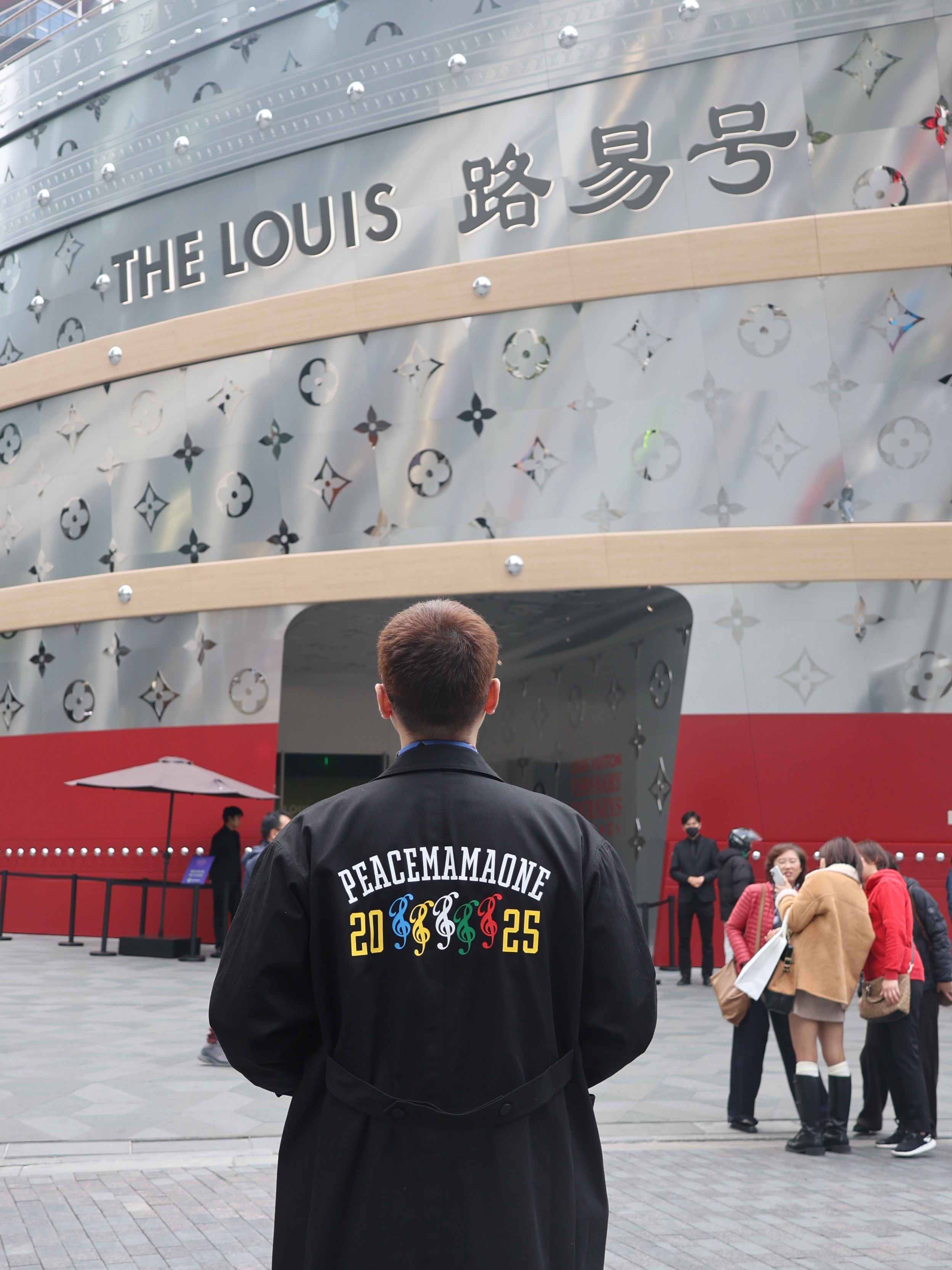 Peaceminusone x 2025 MAMA Awards Peacemamaone Coat Black, Burberry Skinny Check Silk Scarf Archive Beige 착용 스타일 - 3