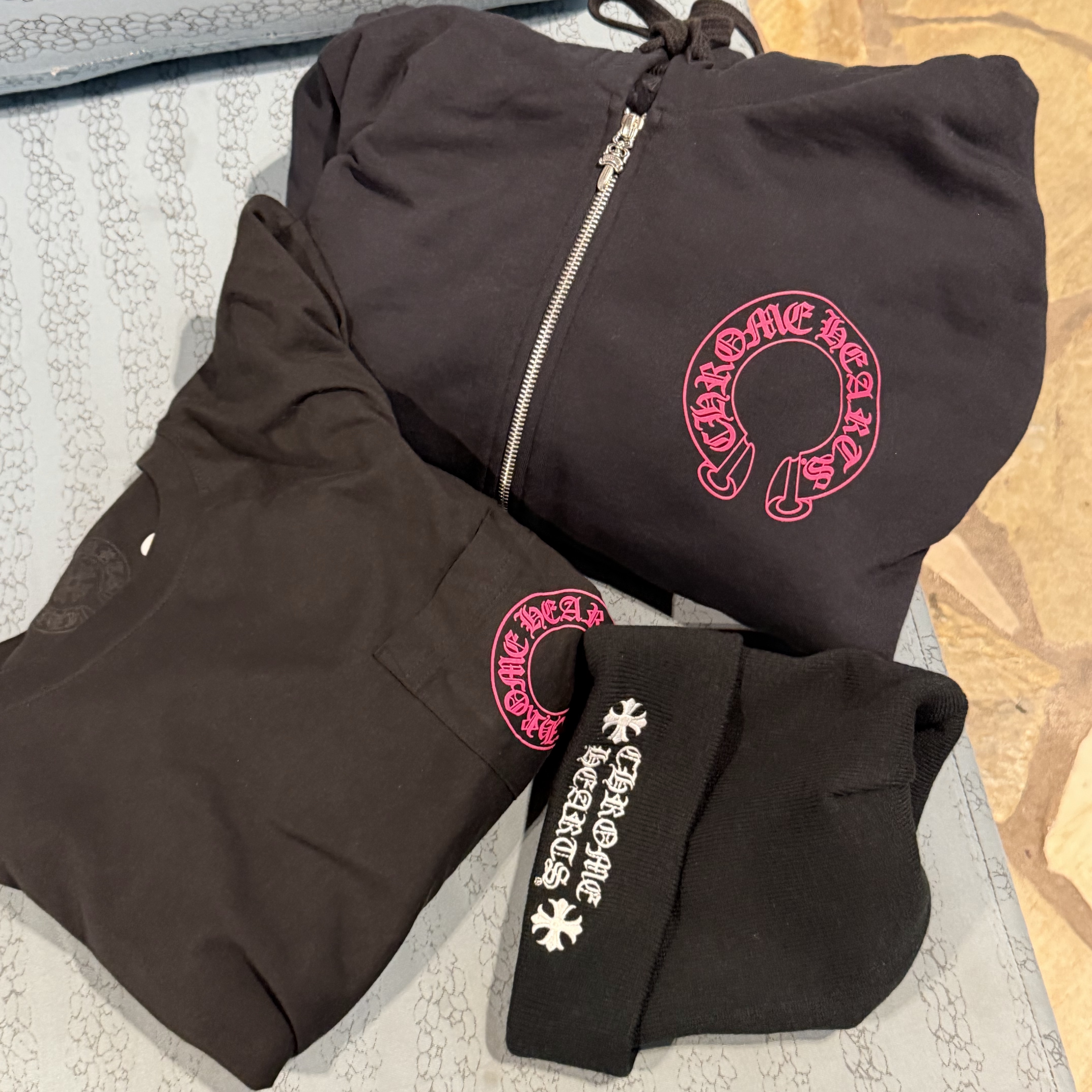 Chrome Hearts Horseshoe Logo Long Sleeve T-Shirt Black Pink, Chrome Hearts Logo Beanie Black 착용 스타일