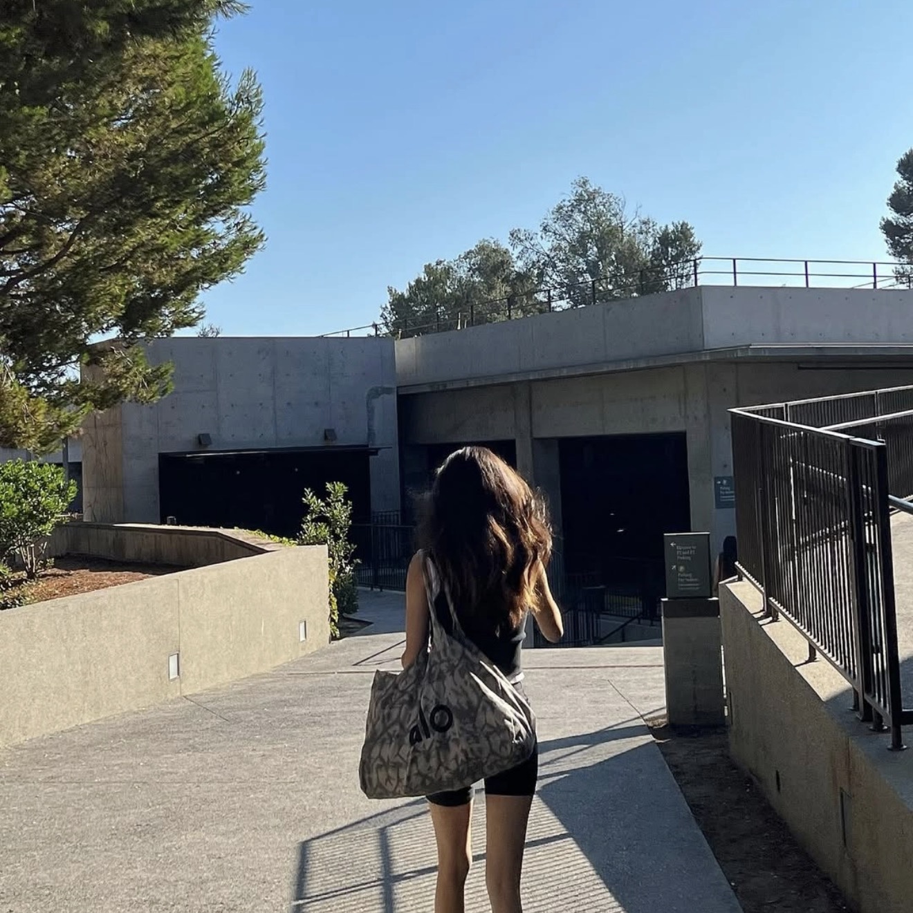 Alo Yoga Iconic Shopper Tote Bag Grey Tiedye 착용 스타일 - 2