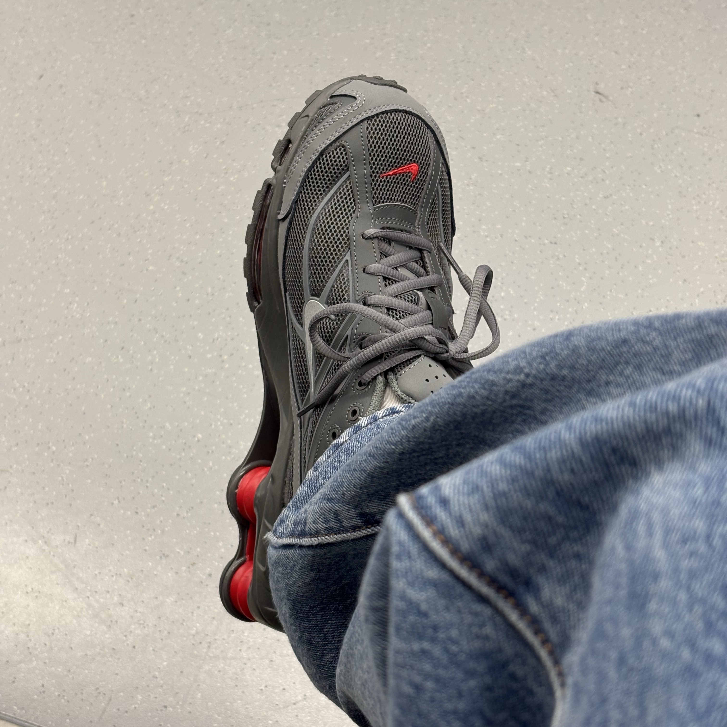 Nike Shox Ride 2 Smoke Grey University Red 착용 스타일