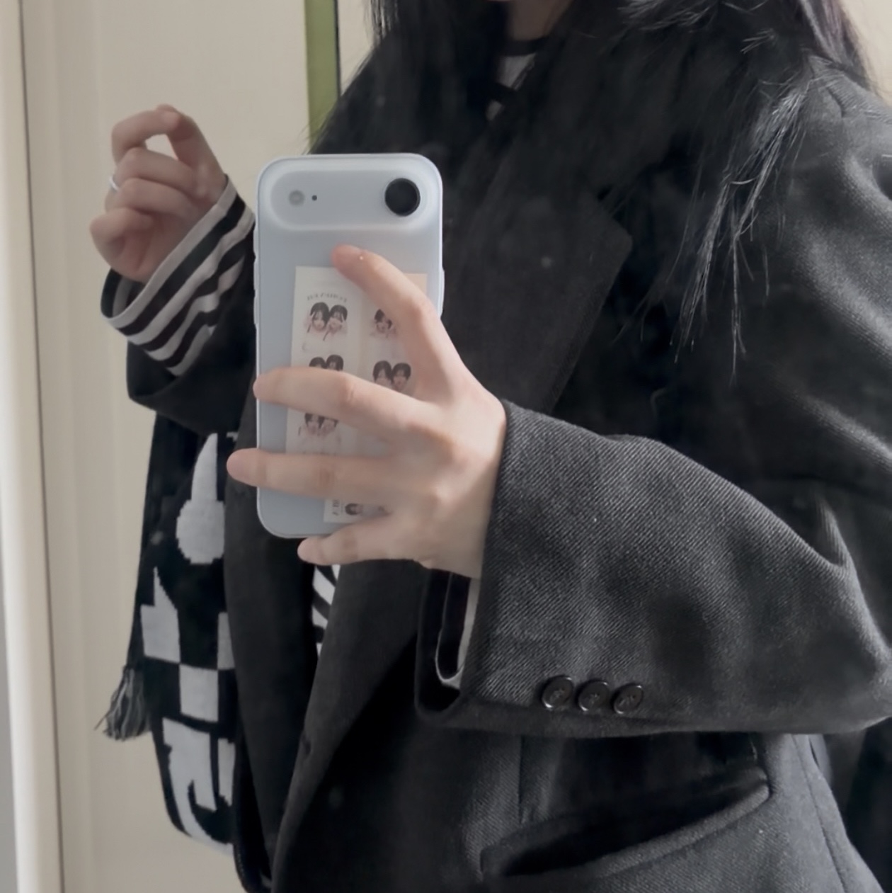 CDG Long Sleeve T-Shirt Black Stripe Black, CDG Logo Check Muffler White Black 착용 스타일 - 3