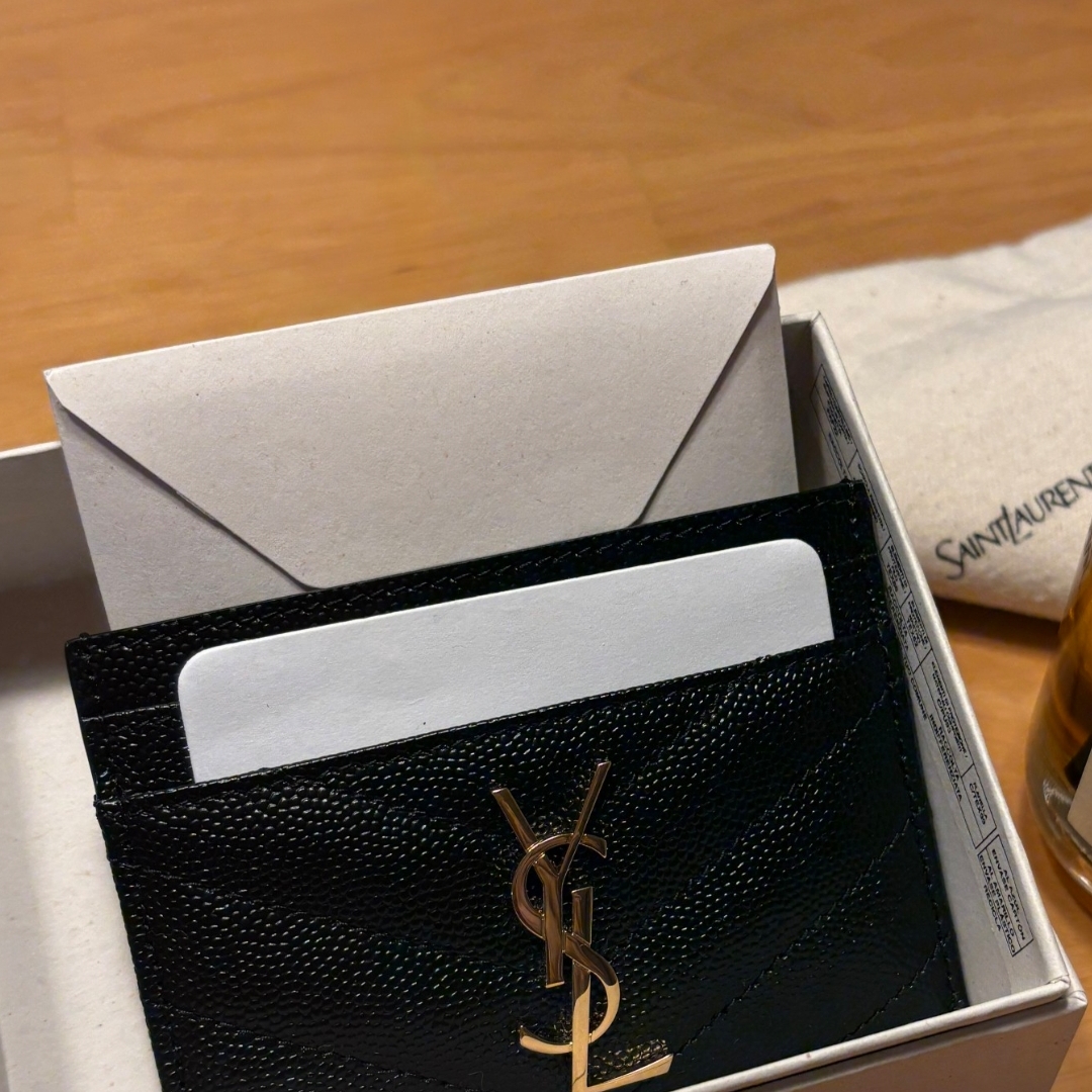 Saint Laurent Cassandre Matelasse Card Case in Grain De Poudre Embossed Leather Black 착용 스타일
