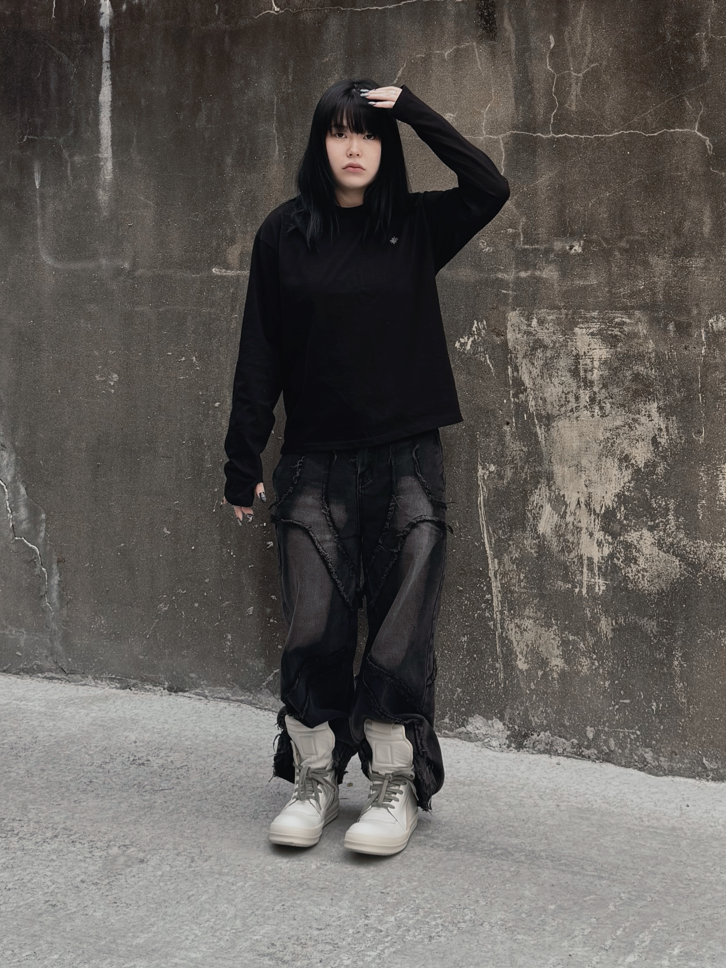 SLOW RECORD HOUSE Fingerhole Crop Long Sleeve Black 착용 스타일 - 3