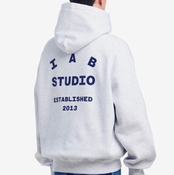 IAB Studio 25 Hoodie Light Gray Navy 착용 스타일 - 1