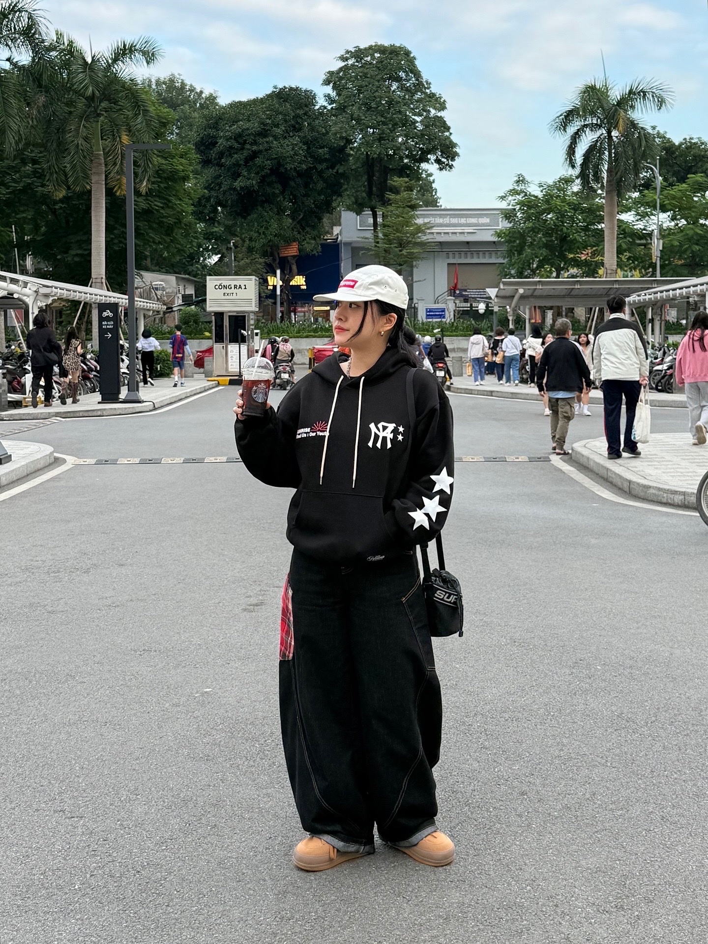 Supreme Waxed Ripstop Camp Cap White - 24FW, Supreme Small Cinch Pouch Black - 23FW 착용 스타일