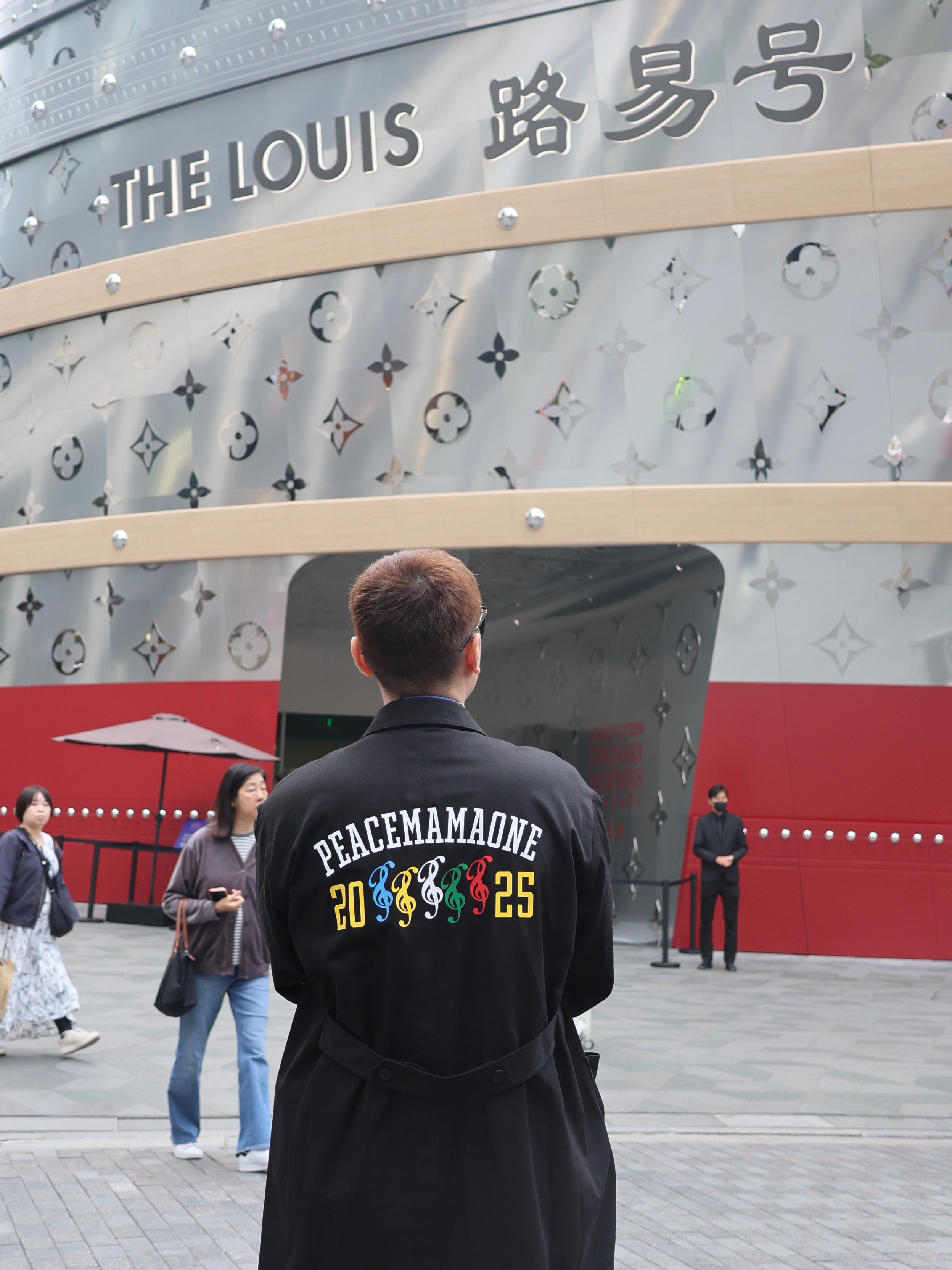 Peaceminusone x 2025 MAMA Awards Peacemamaone Coat Black, Burberry Skinny Check Silk Scarf Archive Beige 착용 스타일 - 1