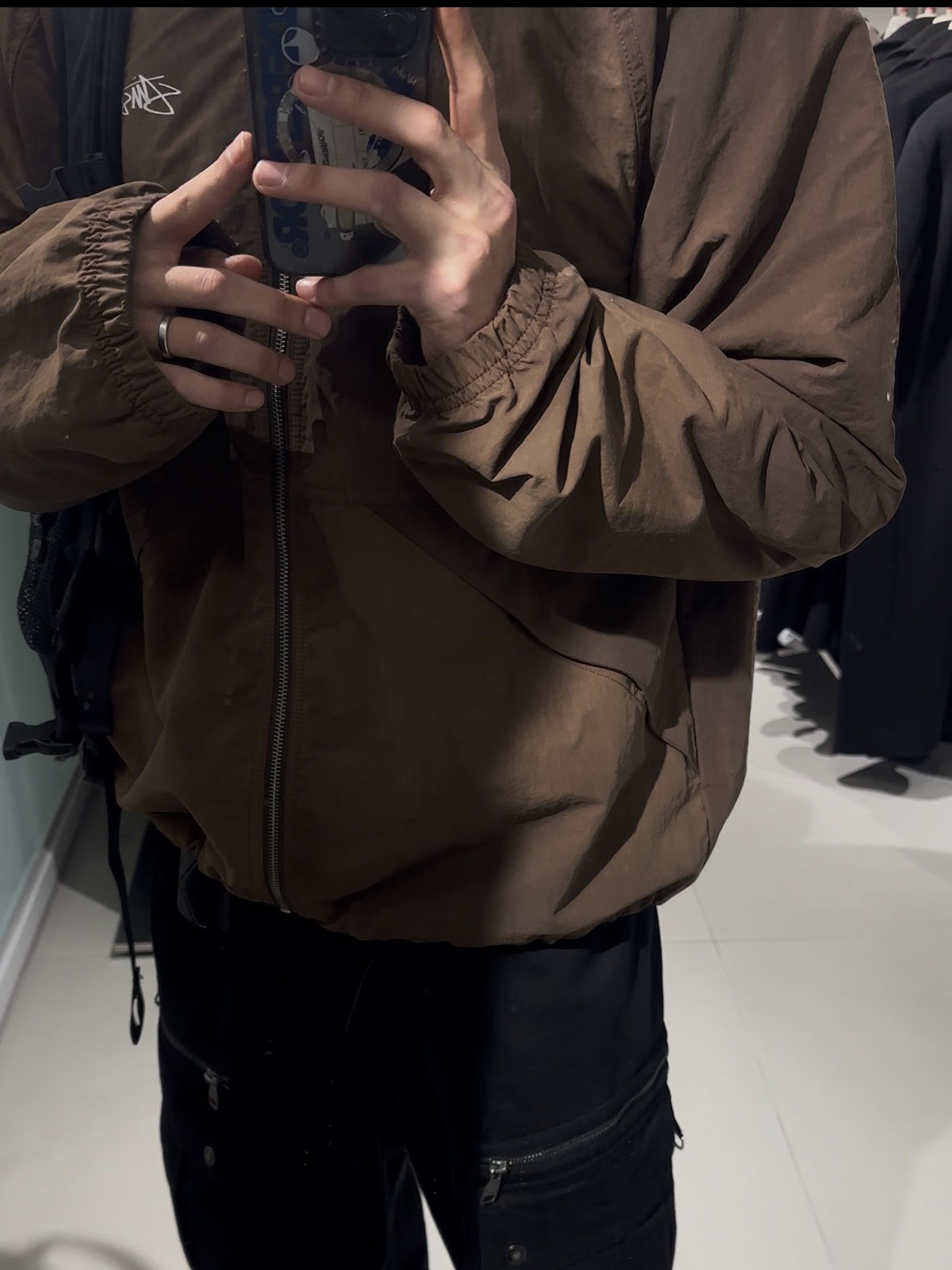 Stussy Wave Dye Beach Shell Jacket Coffee 착용 스타일 - 1