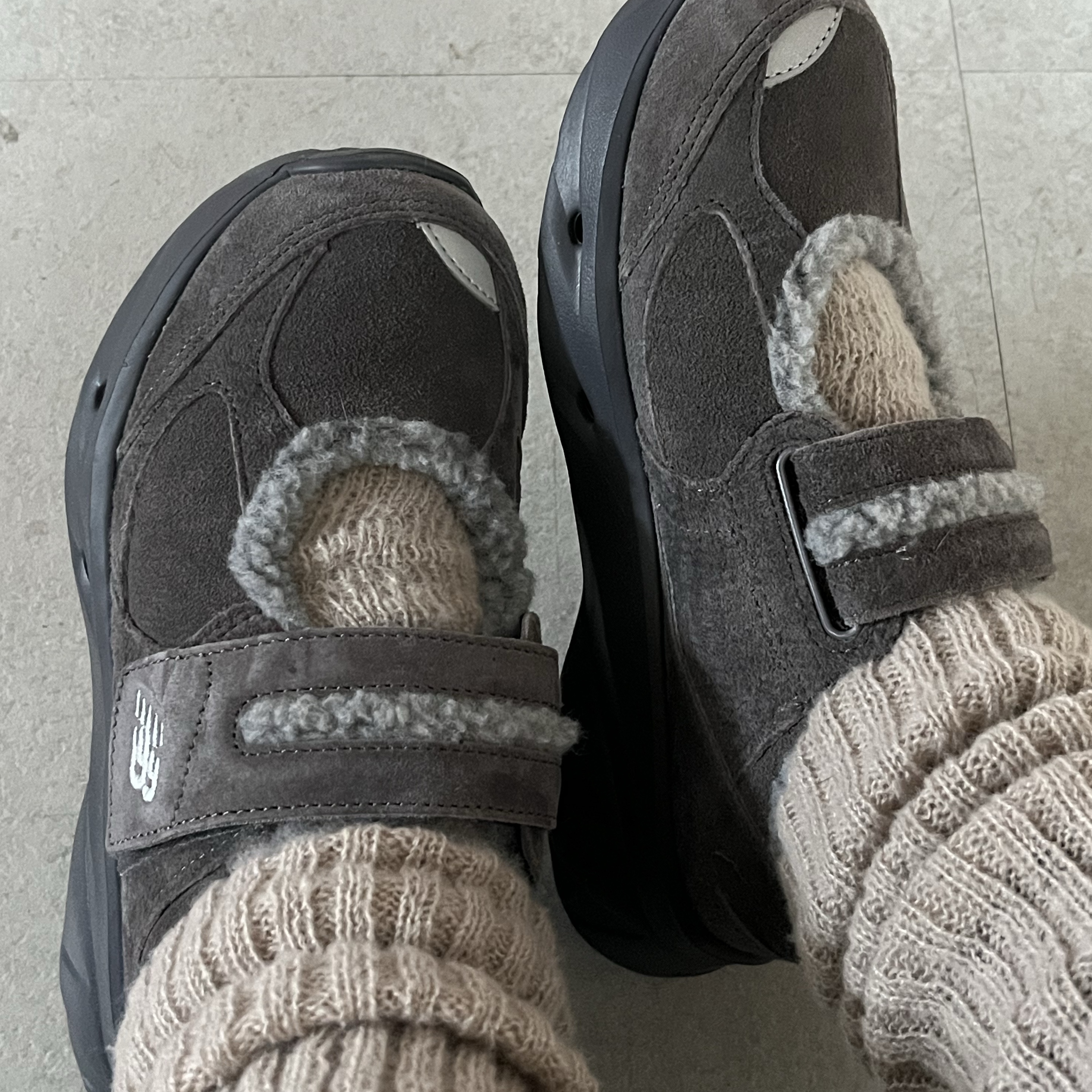 (W) New Balance Winter Breeze SD2205 Grey 착용 스타일 - 3