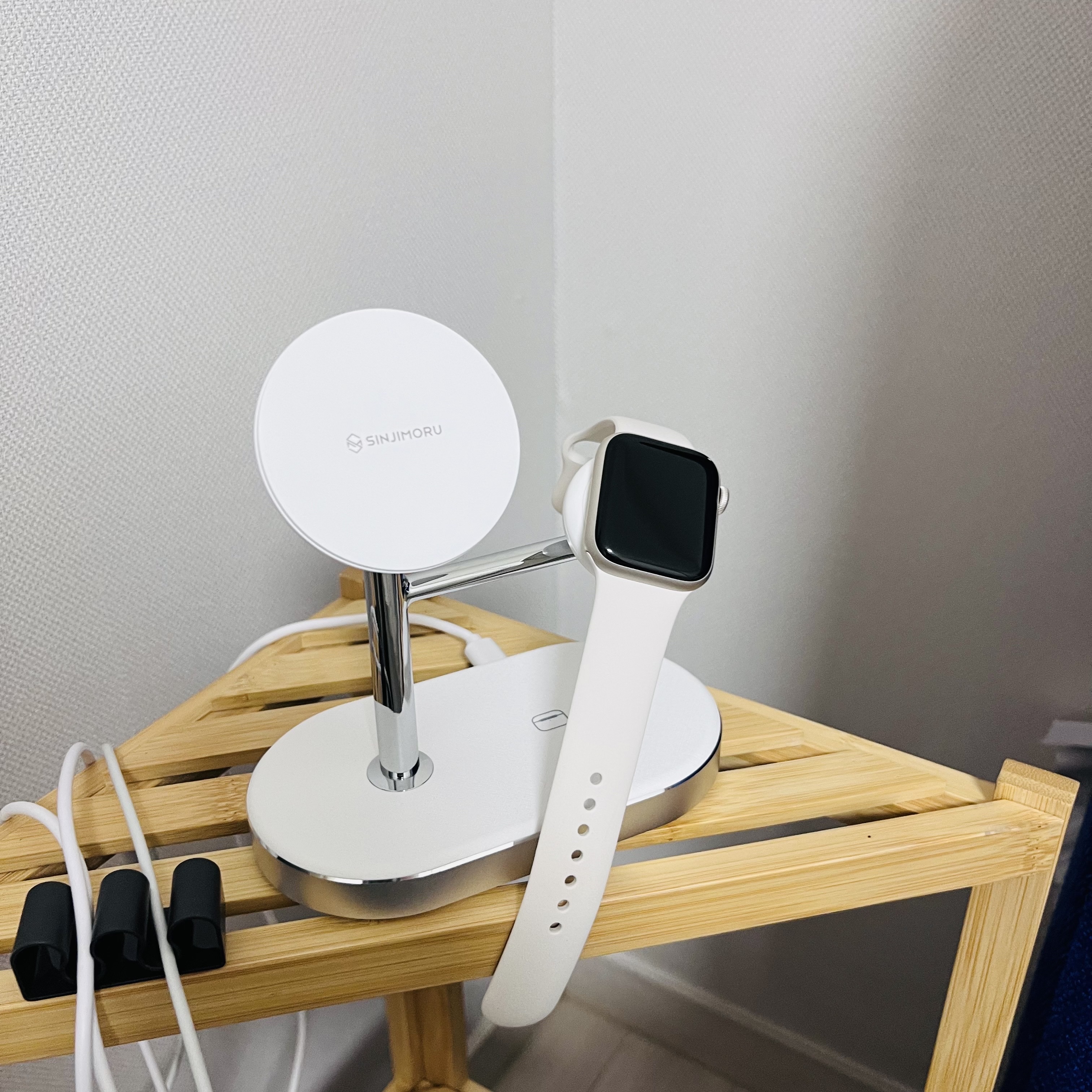 SINJIMORU M Tri Turbo Qi2 3in1 MagSafe 15W Wireless Fast Charging Multi Stand White 착용 스타일