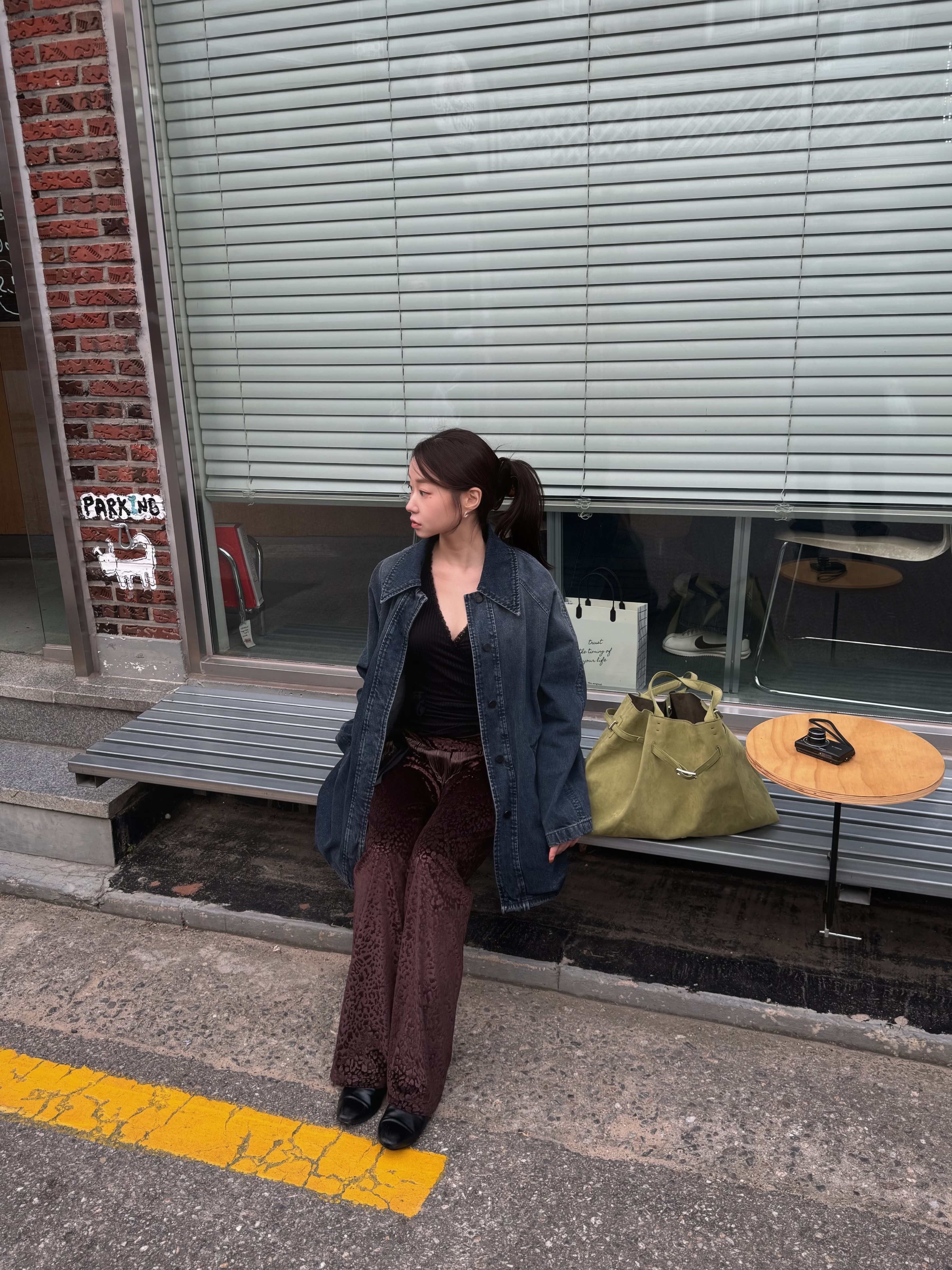 Still Lethardy V-Waist Fringe Velvet Pants Brown 착용 스타일 - 2
