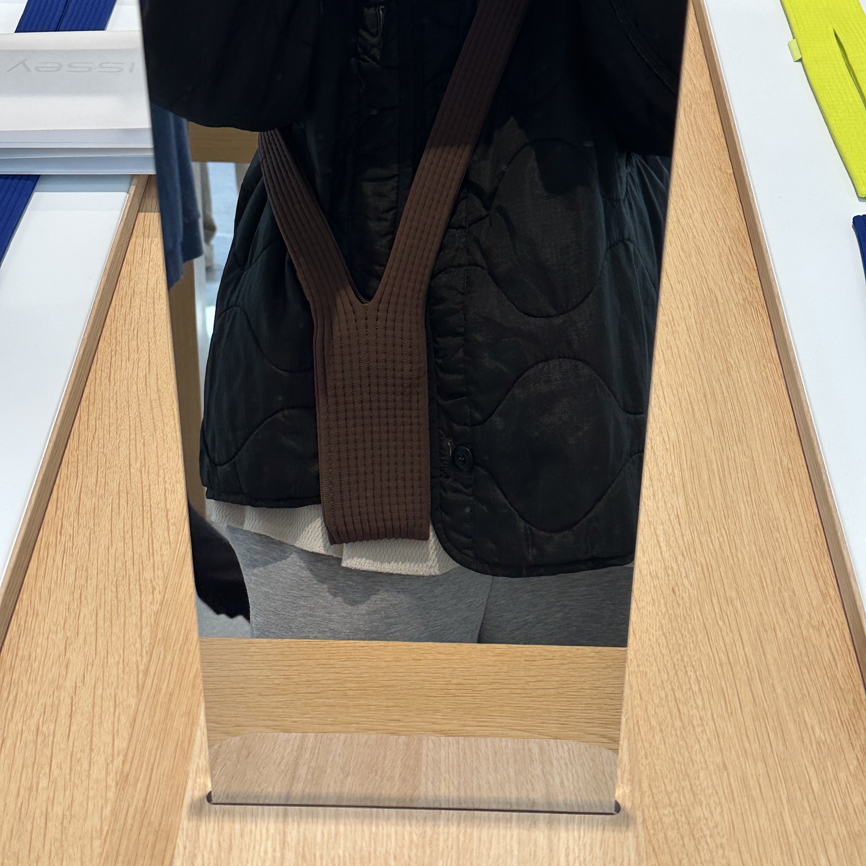 Apple x Issey Miyake iPhone Pocket Long Black 착용 스타일 - 3