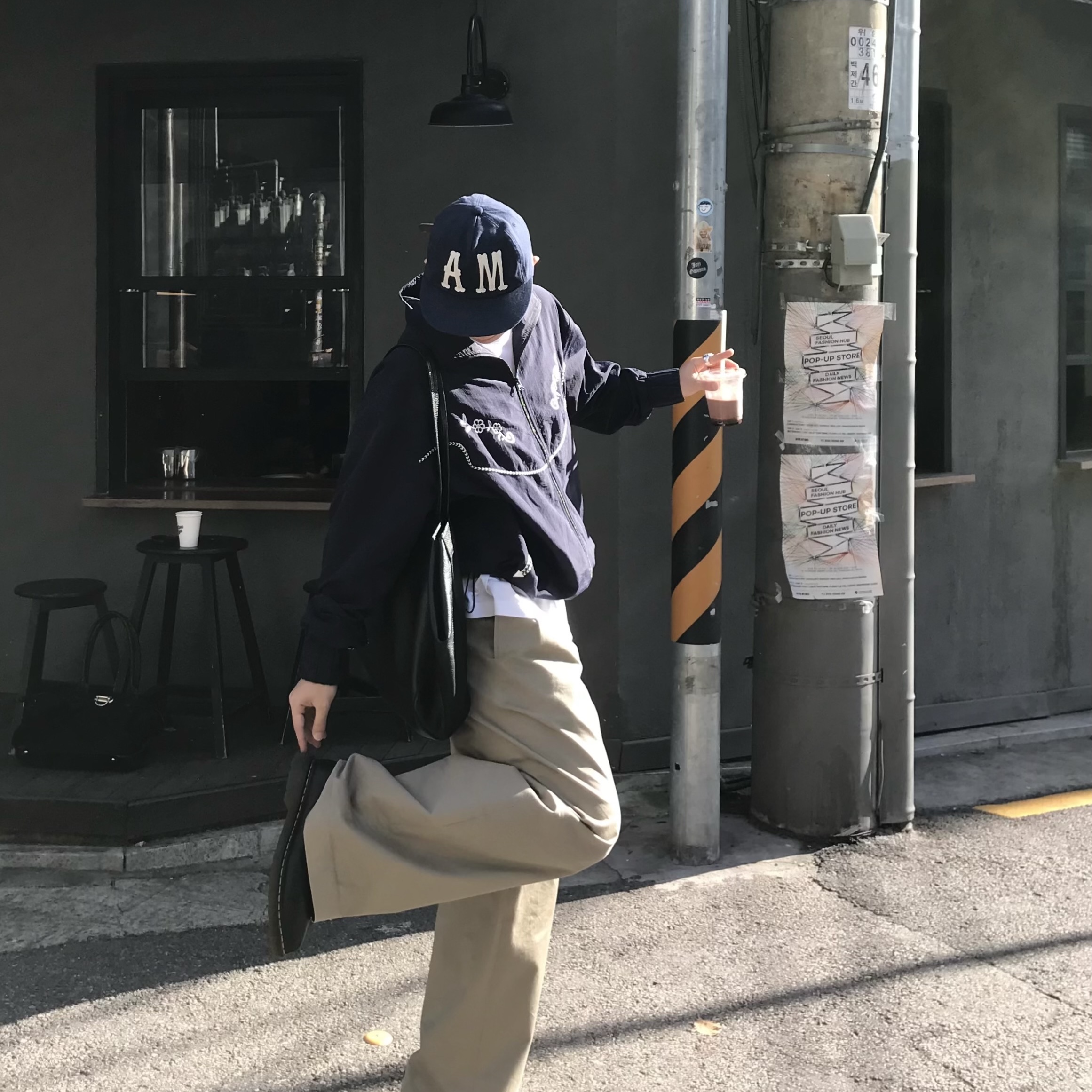 AMOU A.M 5Pannel Cap Navy 착용 스타일 - 2
