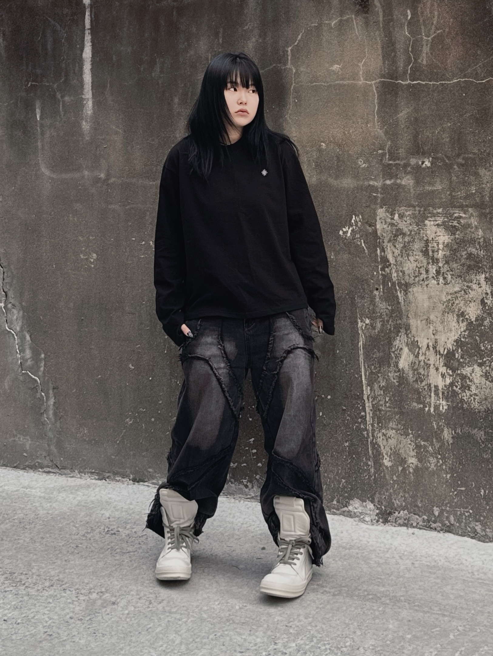 SLOW RECORD HOUSE Fingerhole Crop Long Sleeve Black 착용 스타일 - 1
