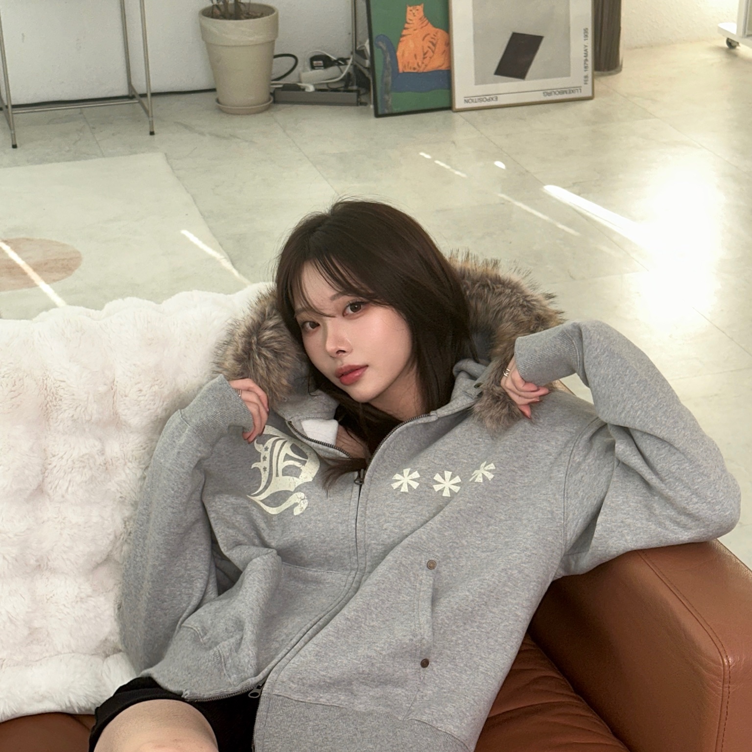 AMOU Fur Hoodie Zip Up Gray, AMOU Fur Hoodie Zip Up Black 착용 스타일 - 3
