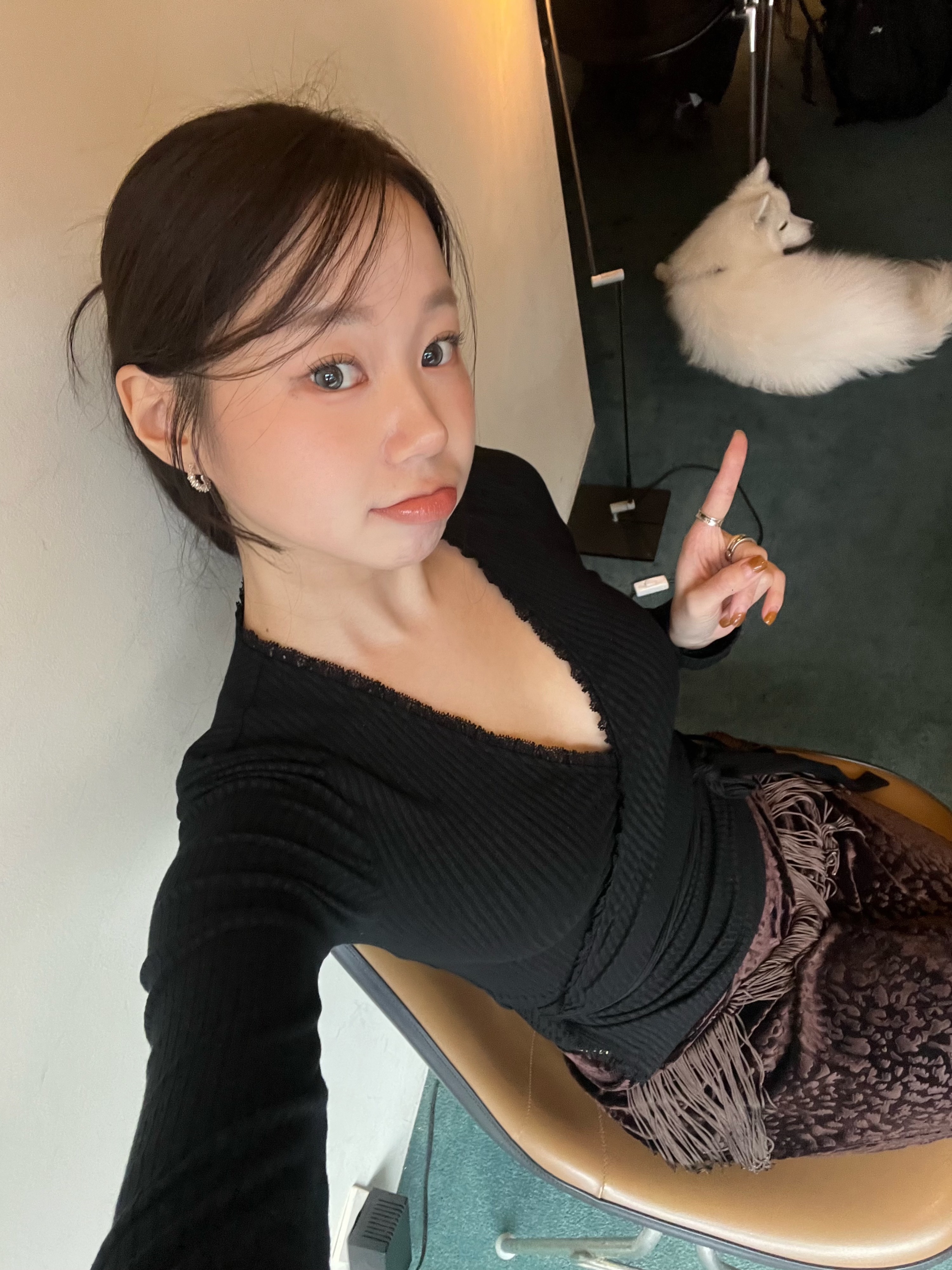 Still Lethardy V-Waist Fringe Velvet Pants Brown 착용 스타일 - 1