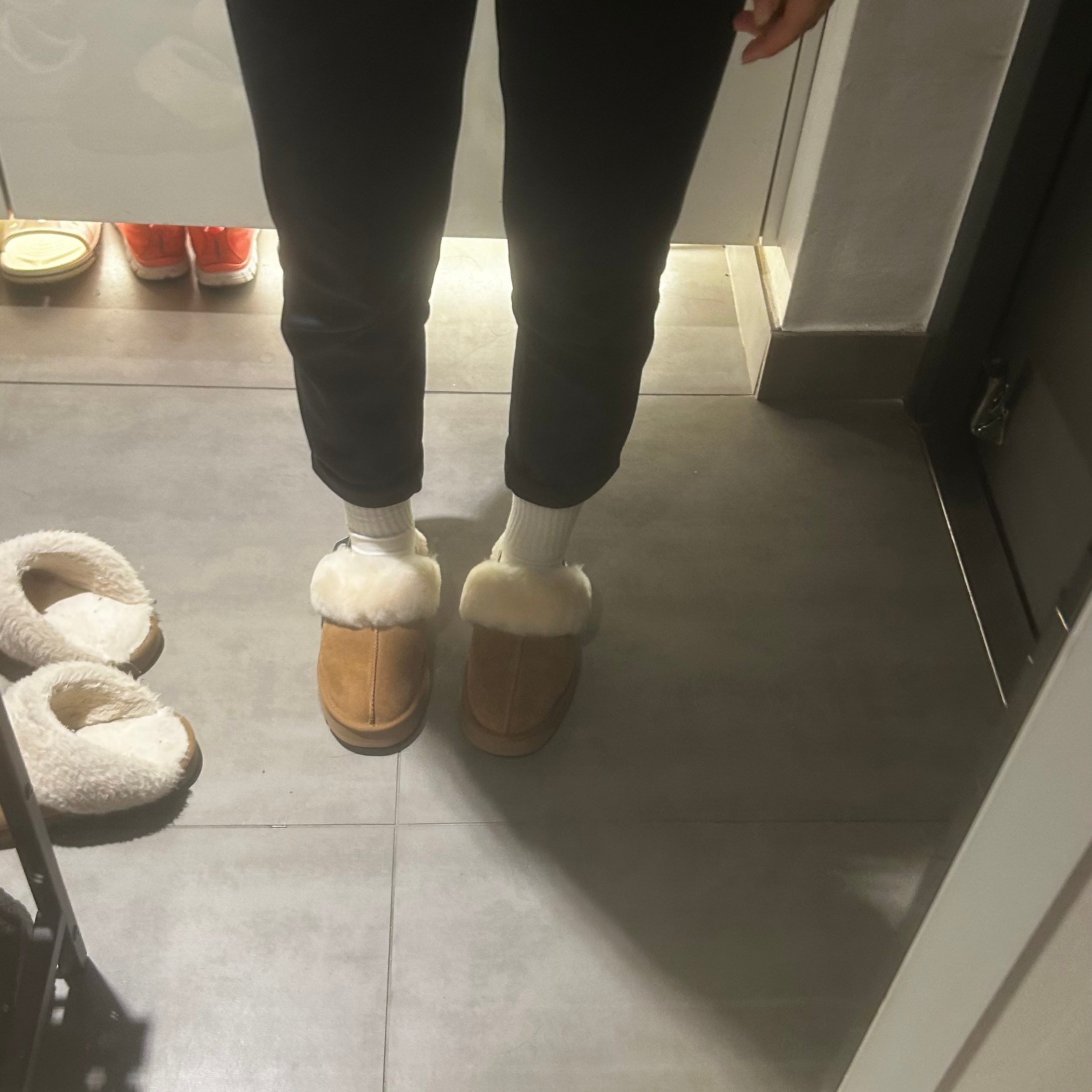 (Kids) UGG Funkette Slides Chestnut 착용 스타일 - 1
