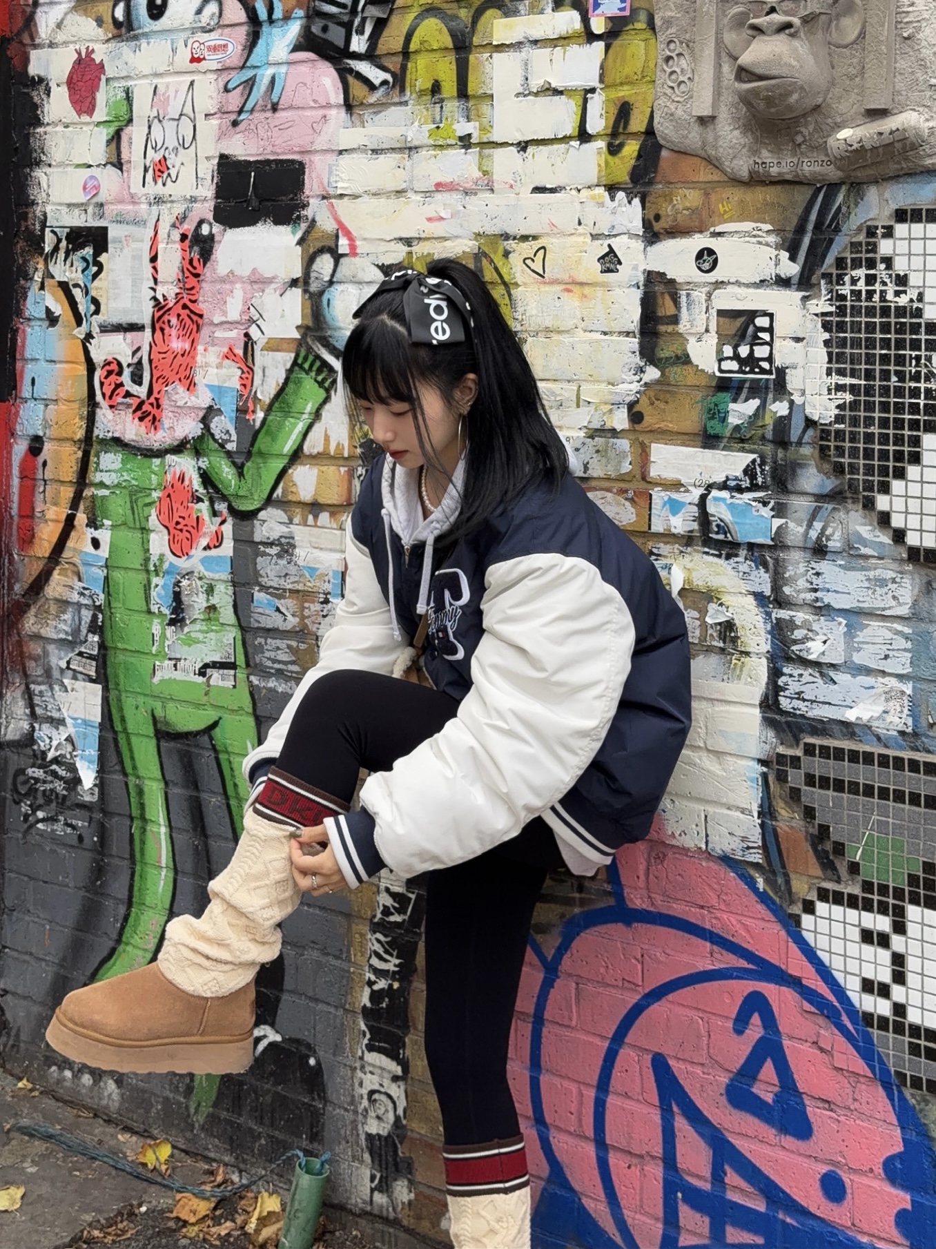 Telfar x UGG Small Shopping Bag Chestnut, (W) UGG Classic Sweater Letter Tall Boots Chestnut 착용 스타일 - 3