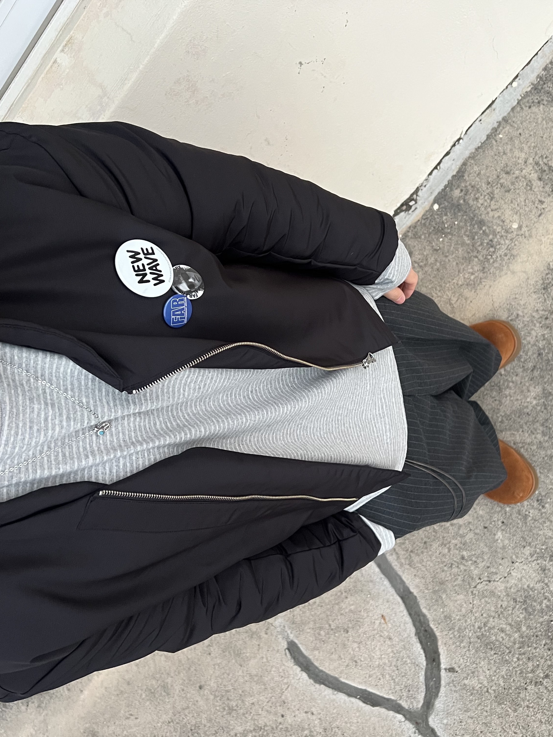 Farfromwhat Far Pin Button & Safety Pin 착용 스타일 - 4
