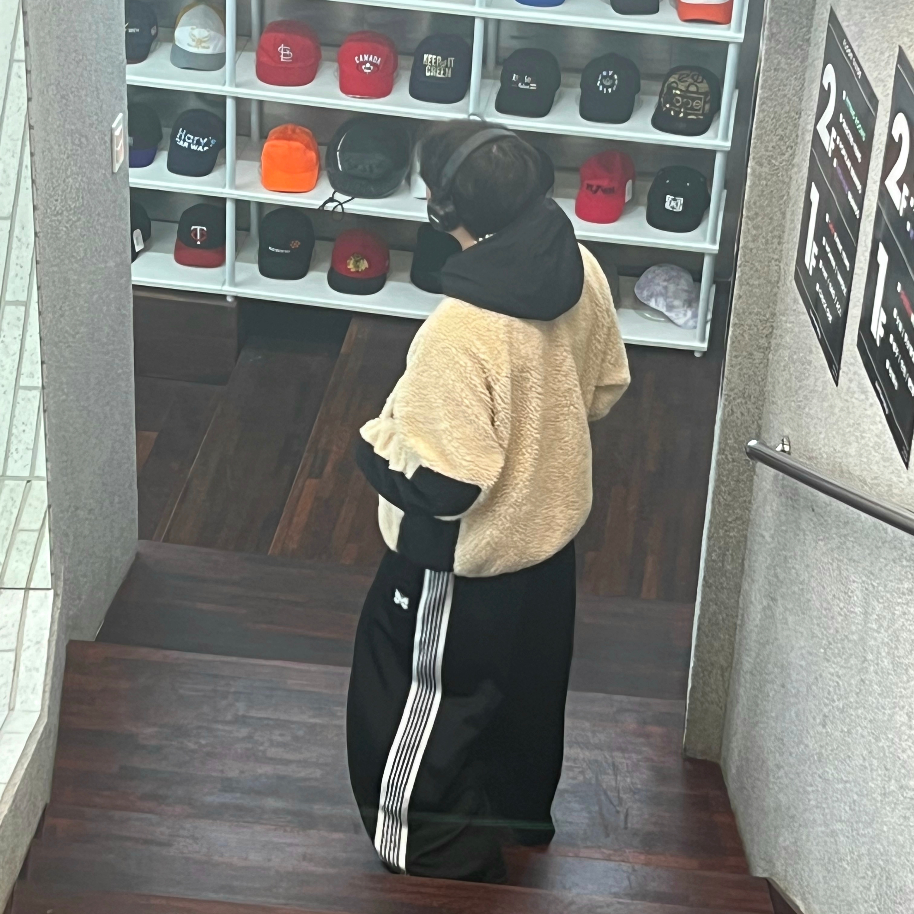 Needles H.D. Track Pants Poly Smooth Black White, Stussy Sherpa Paneled Hooded Jacket Beige 착용 스타일 - 1