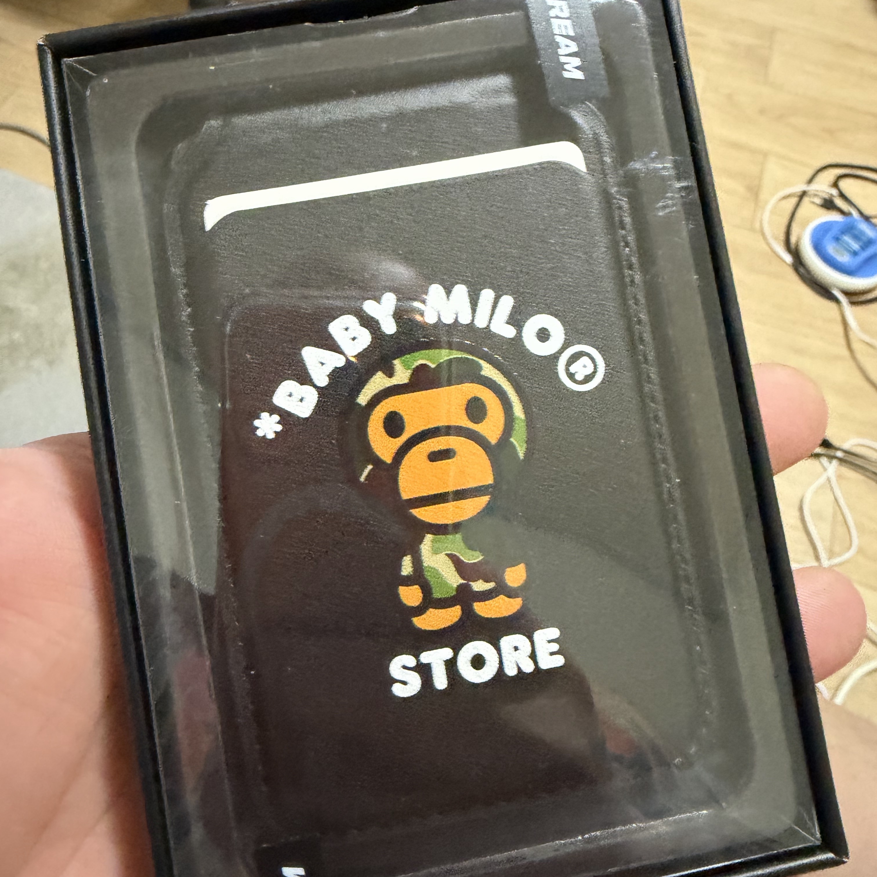 BAPE Baby Milo MagSafe Card Holder Black 착용 스타일