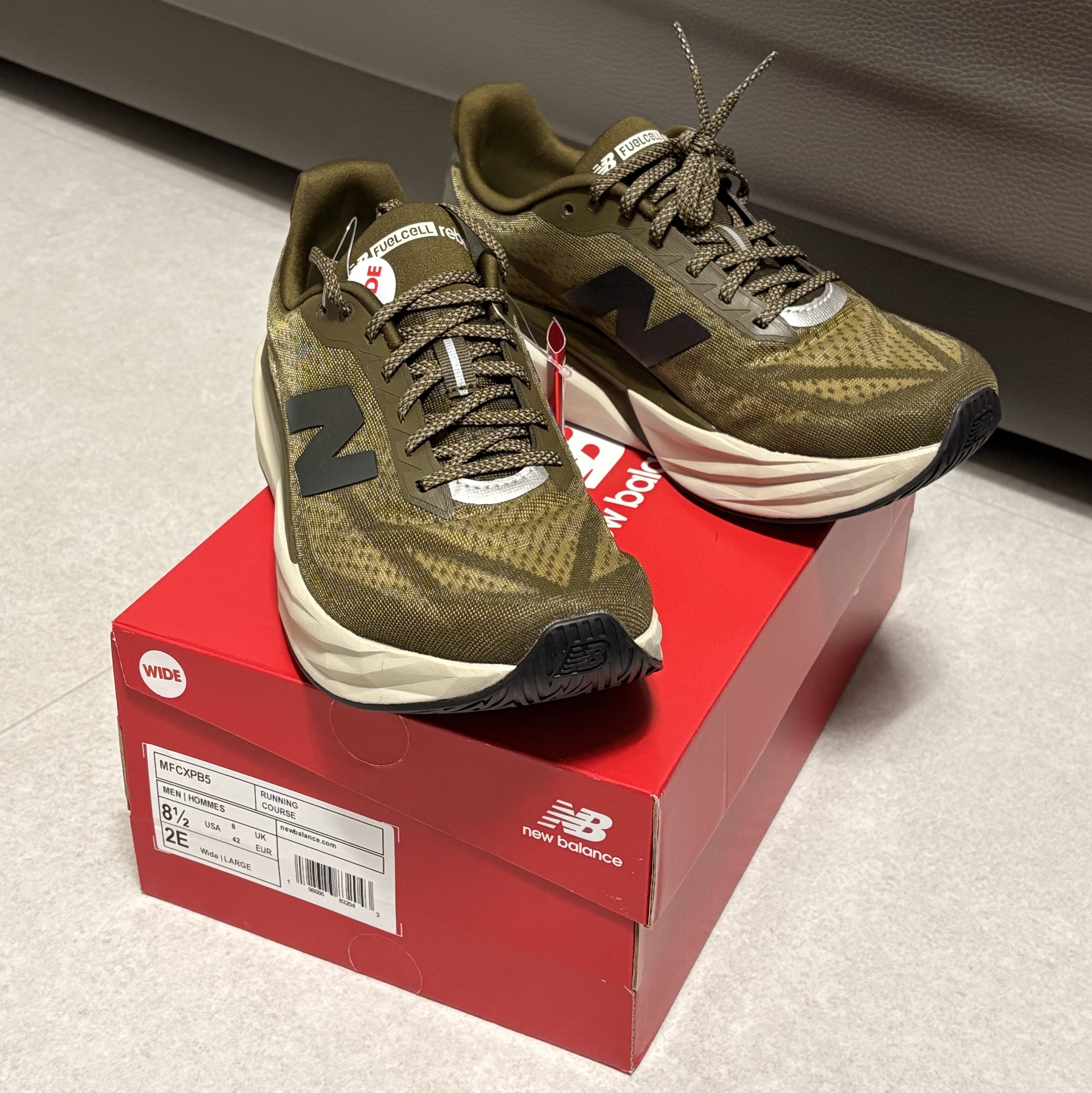 New Balance FuelCell Rebel v5 Woodland Shipyard - 2E Wide 착용 스타일 - 1