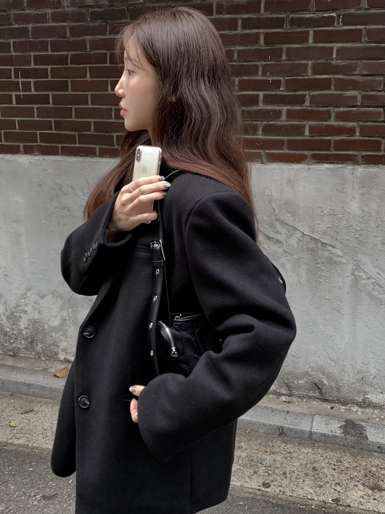 Matin Kim Madeleine Round Bag Black 착용 스타일 - 2