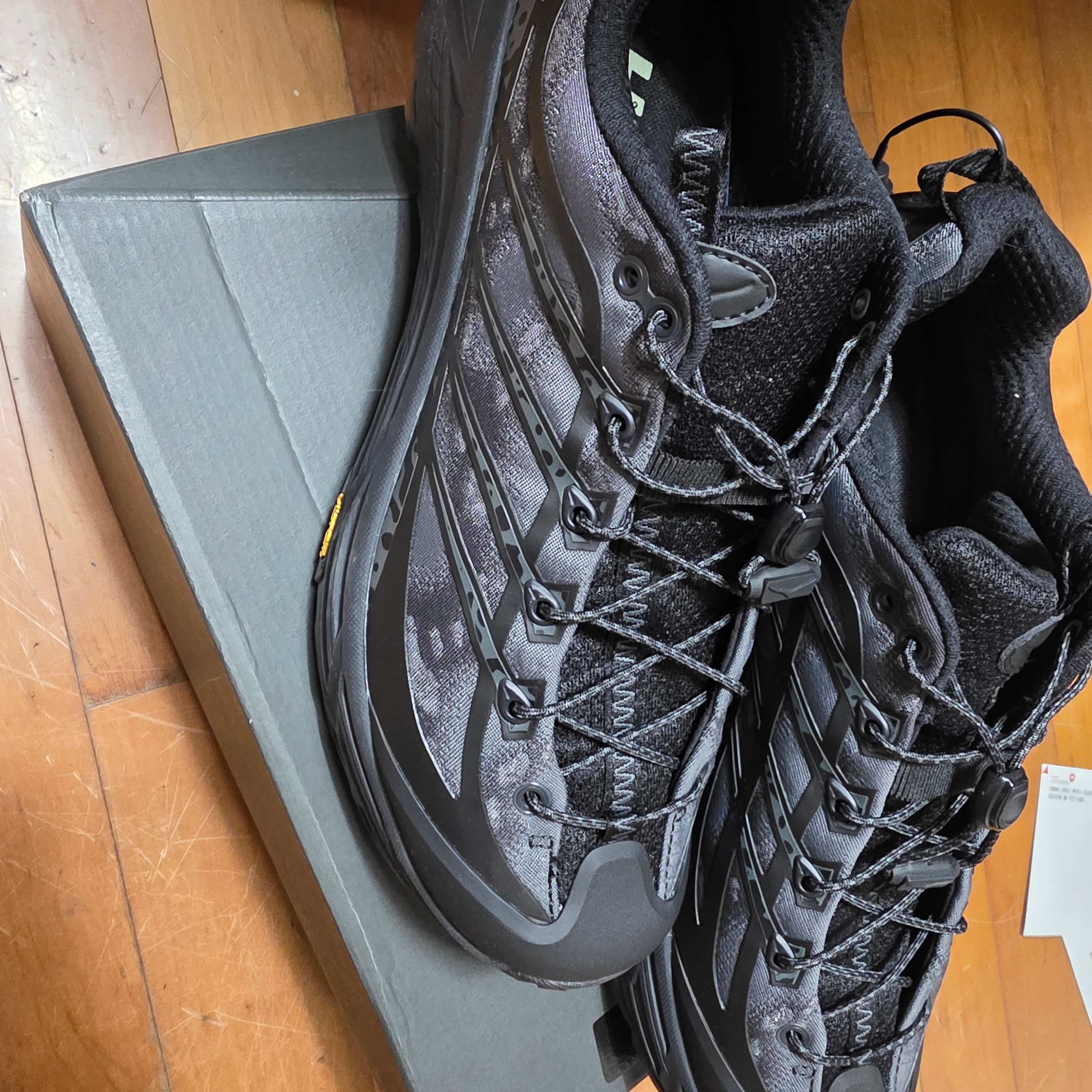 Hoka Mafate Three2 Tech Stealth Black 착용 스타일 - 2