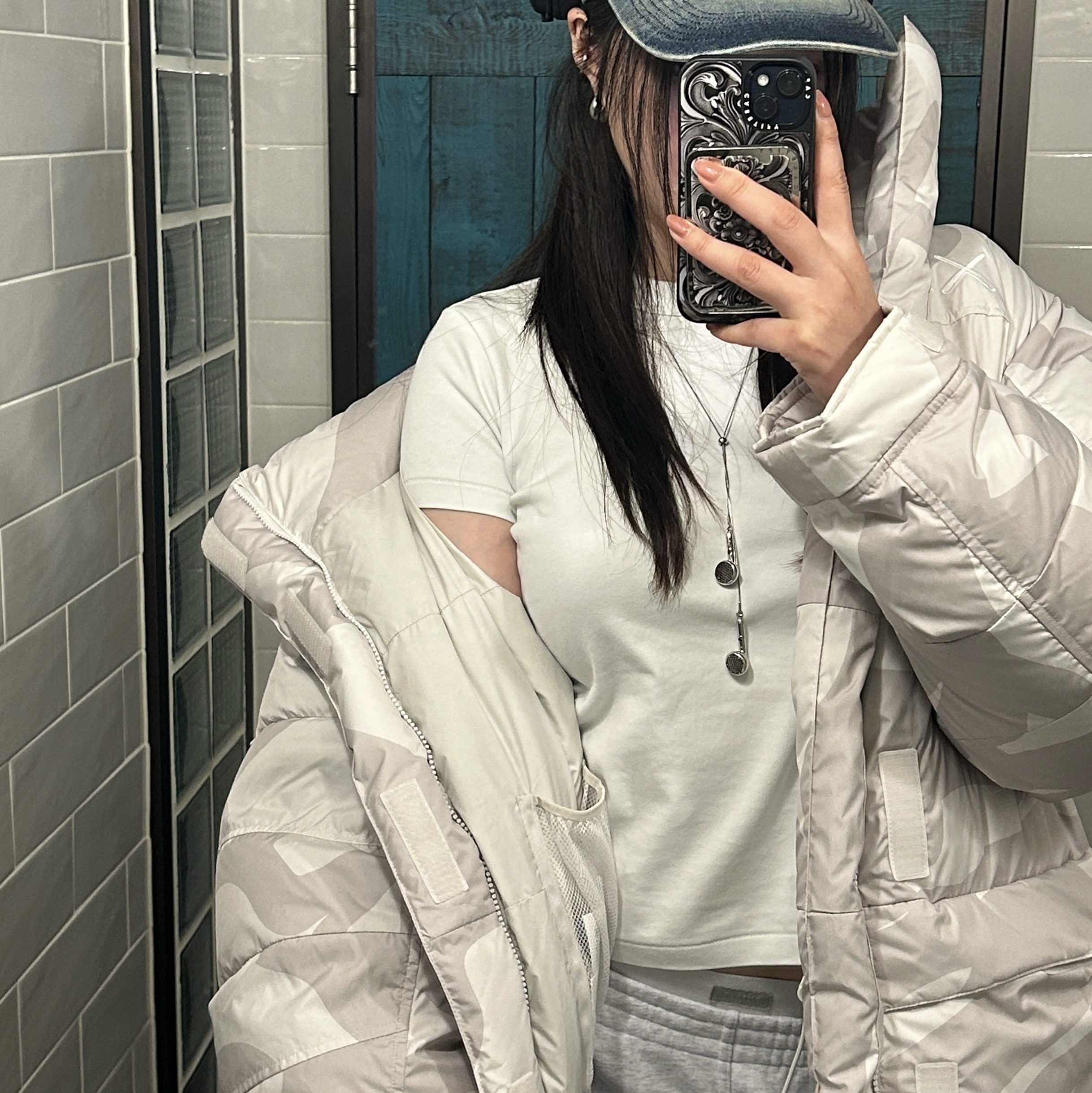 The North Face x Kaws Retro 1994 Himalayan Parka Moonlight Ivory Print - 22FW, Supreme Cordura Denim S Logo 6-Panel Bleached Indigo - 25SS 착용 스타일 - 2