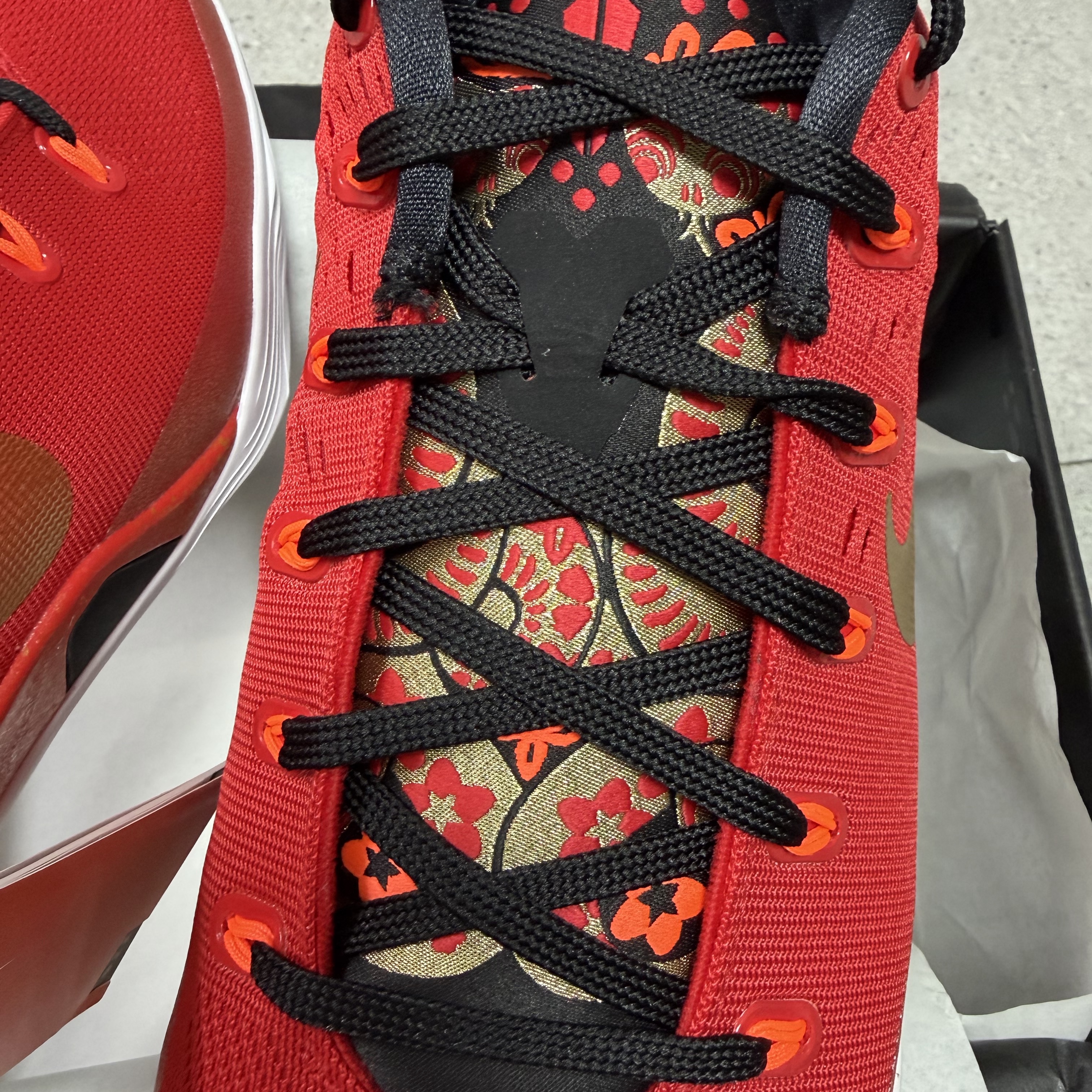 Nike Kobe 9 Low Protro EM University Red and Metallic Gold 착용 스타일 - 3