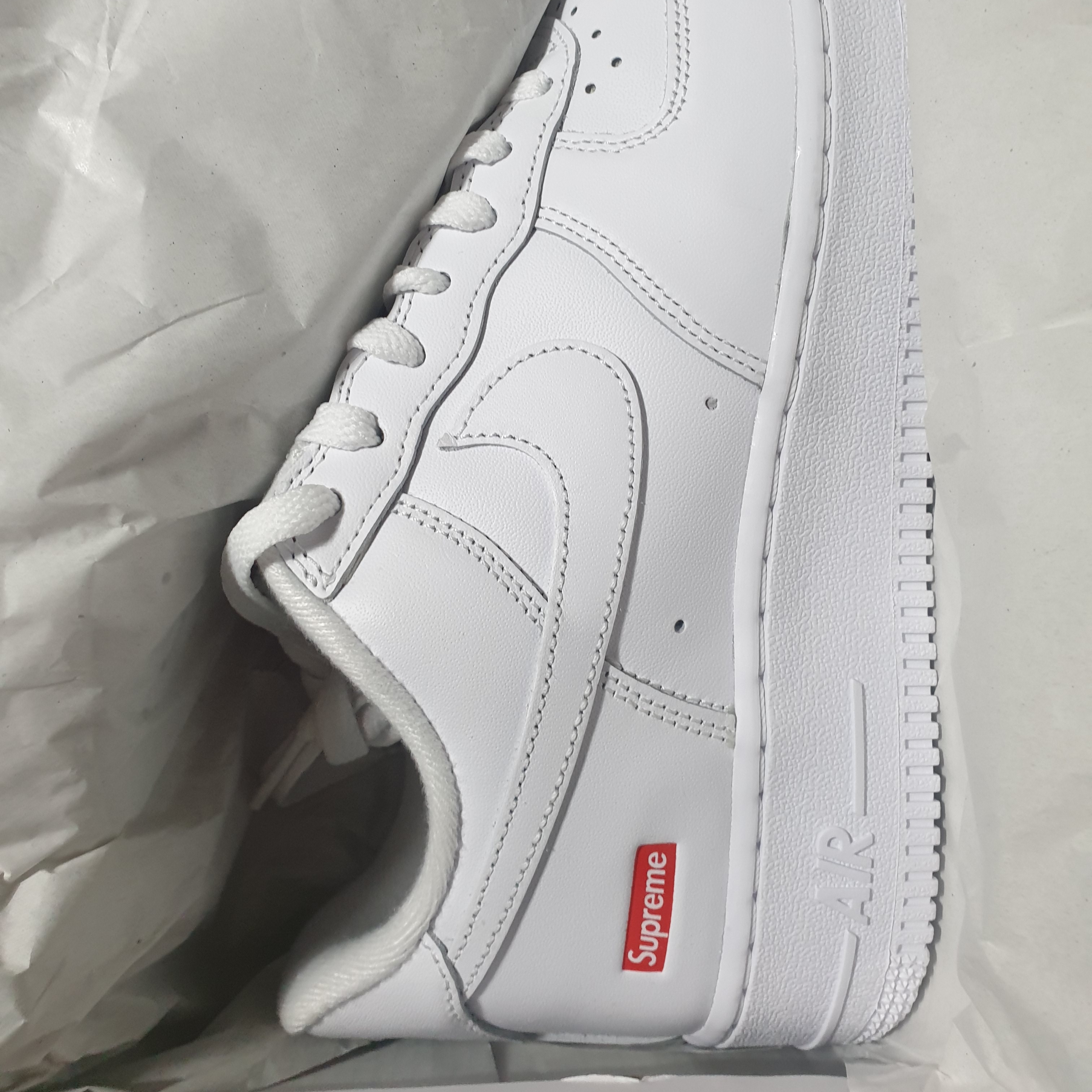 Nike x Supreme Air Force 1 Low White 착용 스타일