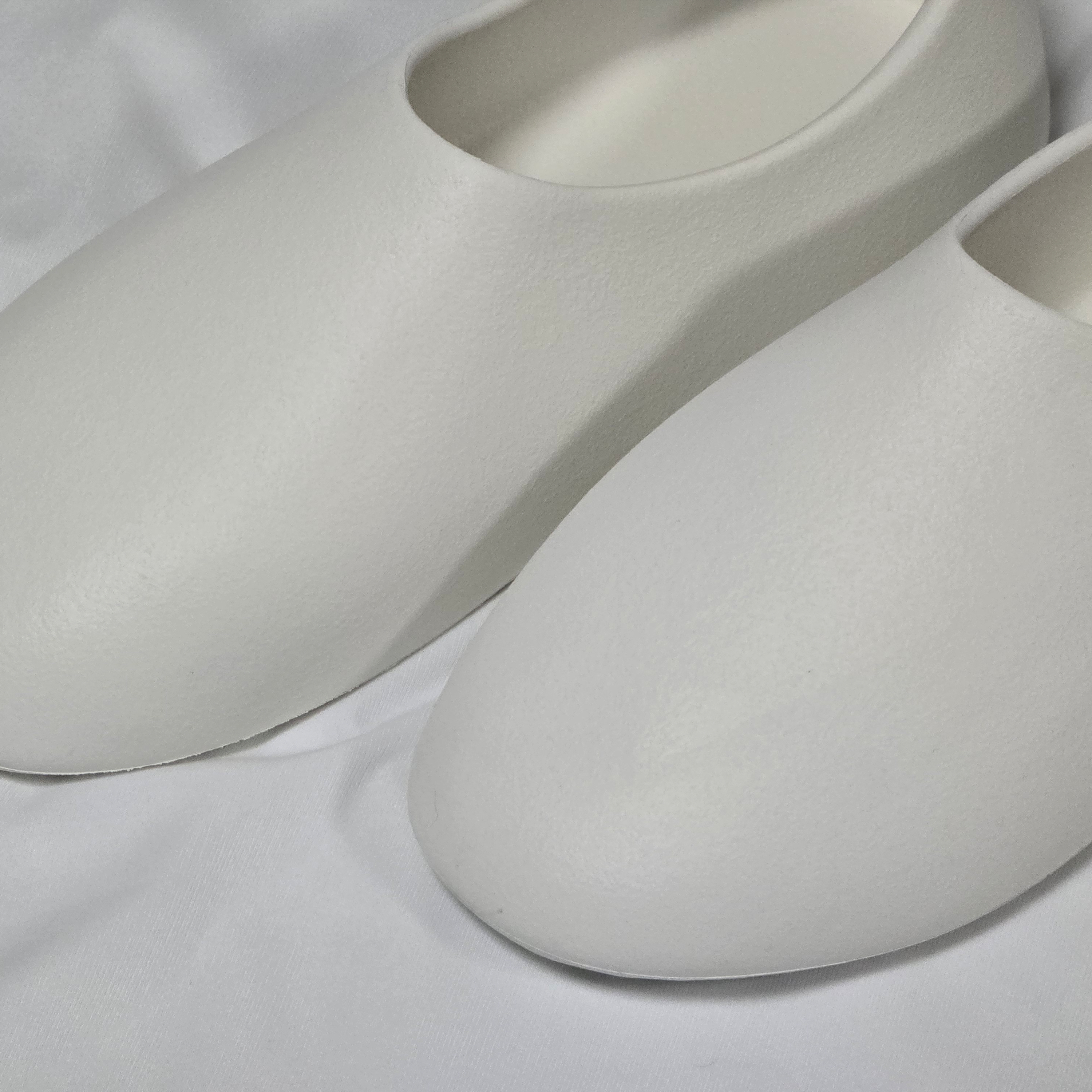 Yeezy SL-01 White 착용 스타일