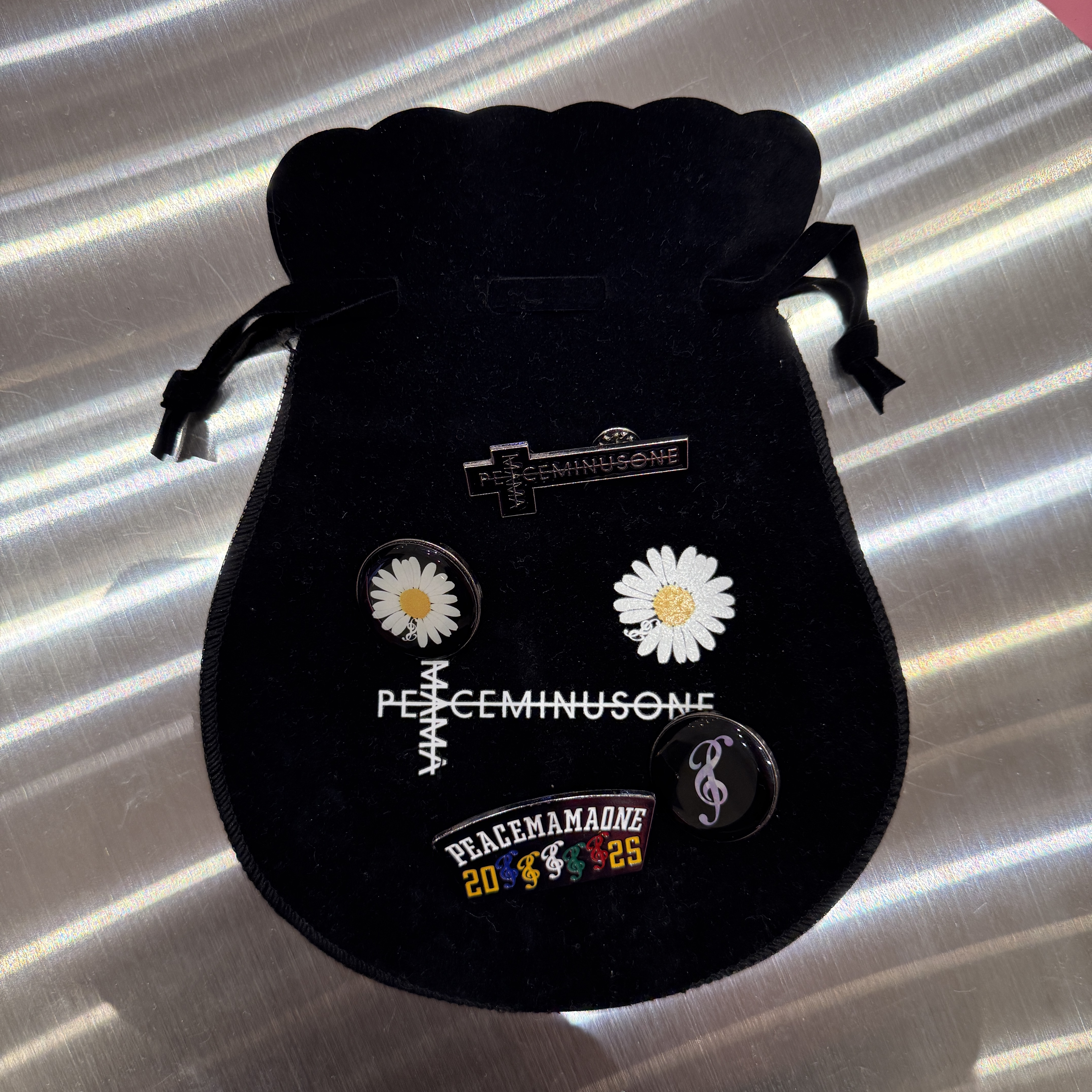 Peaceminusone x 2025 MAMA Awards Peacemamaone Scarf, Peaceminusone x 2025 MAMA Awards Peacemamaone Badge Set 착용 스타일 - 7