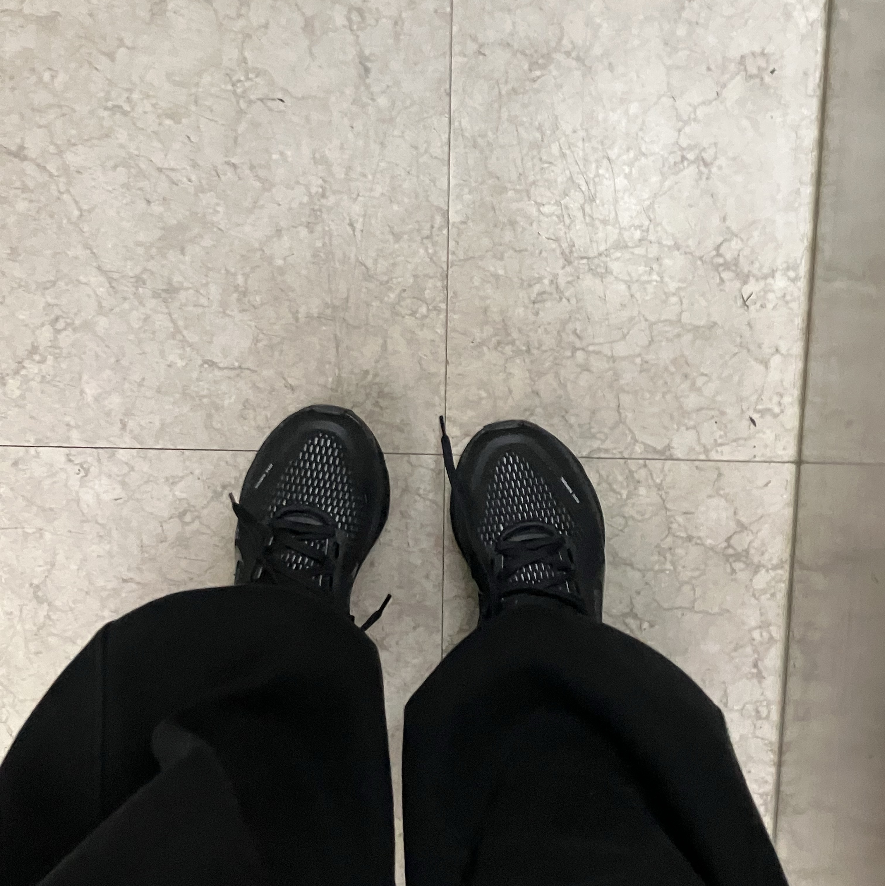 (W) Nike Vomero 18 Black Dark Smoke Grey 착용 스타일 - 2