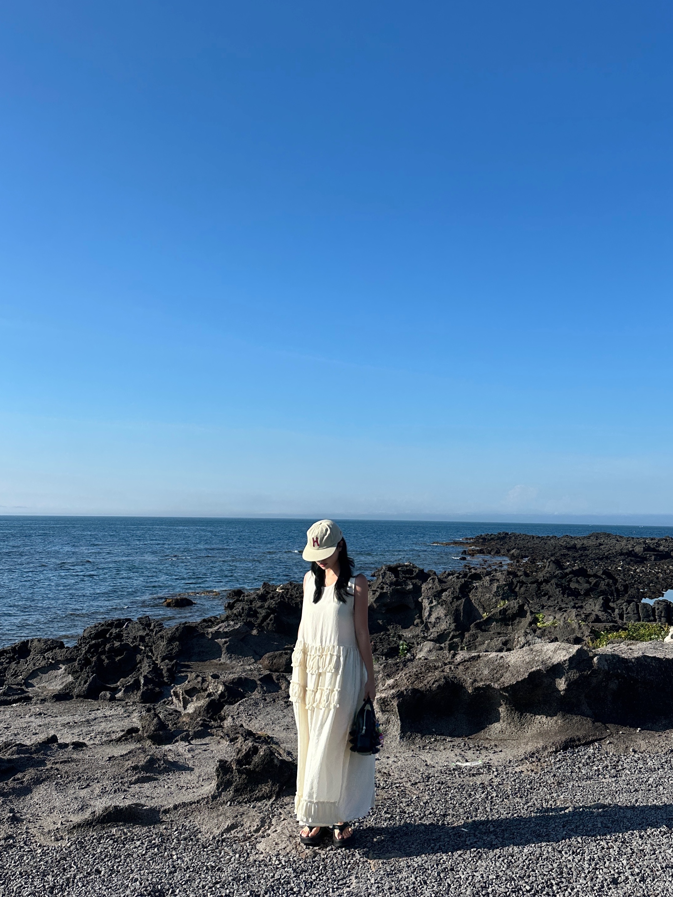 Hello Sunrise H Logo Cotton Relaxed Fit 6Panel Cap Beige, FARVEN Hazel Ruffle Dress Cream Ivory 착용 스타일 - 4