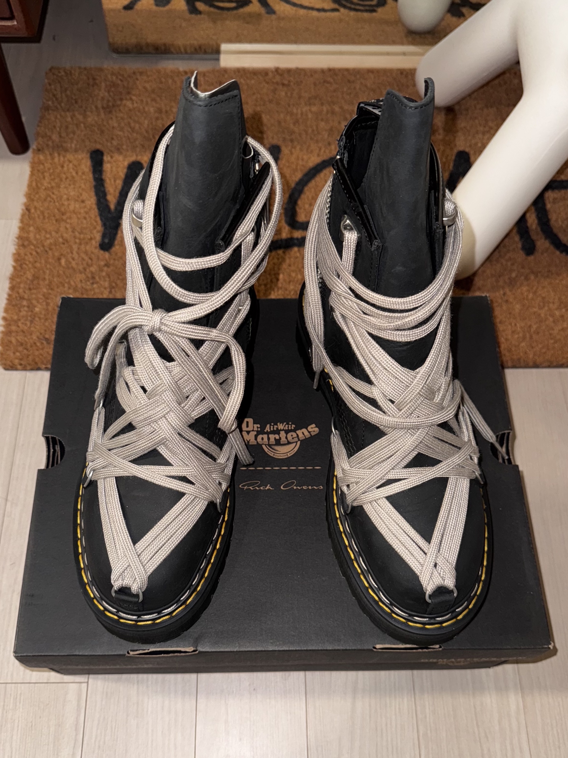 Dr. Martens x Rick Owens 1460 Quad Sole Mega Lace Boots Black, Stussy Welcome Mat Cocoa 착용 스타일 - 1