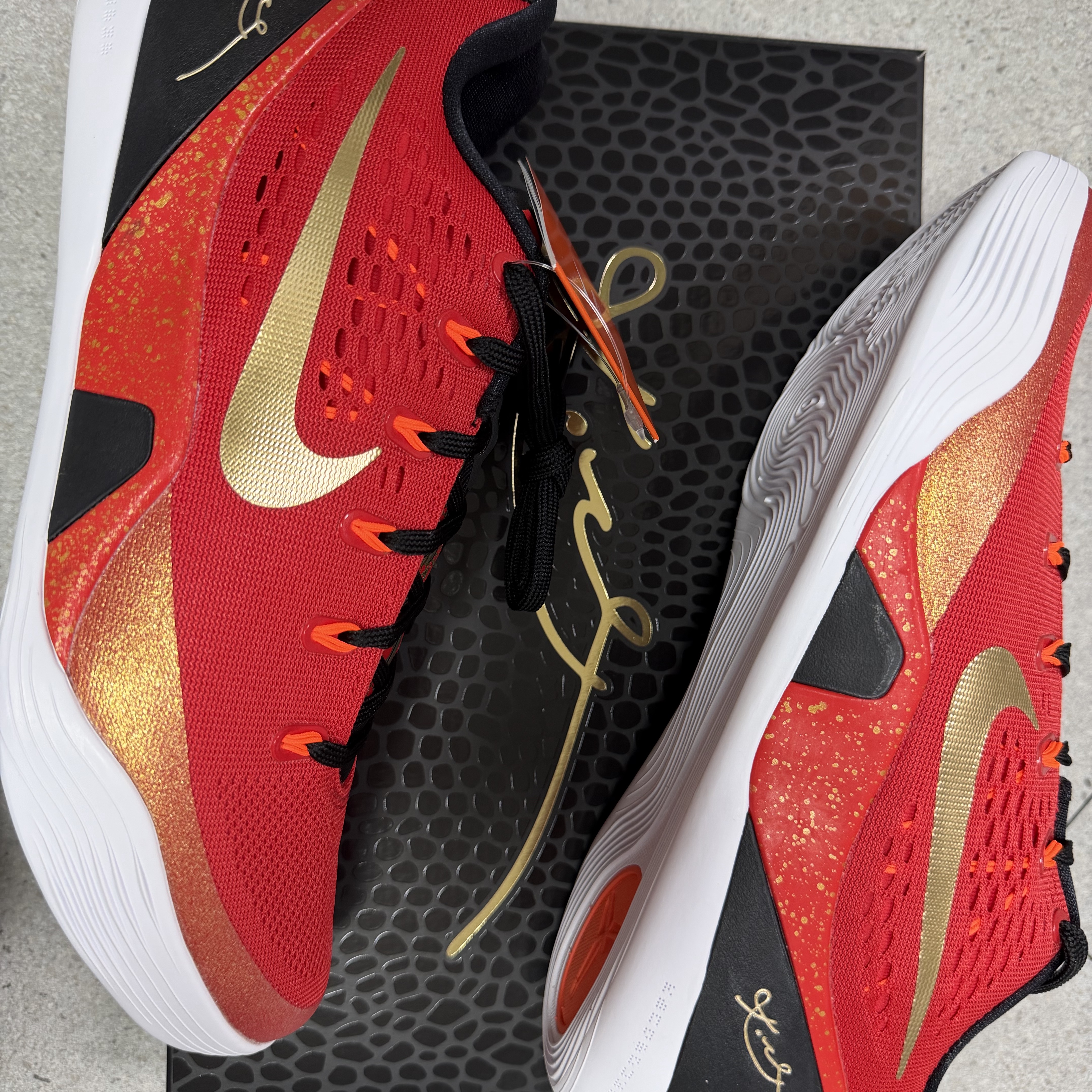 Nike Kobe 9 Low Protro EM University Red and Metallic Gold 착용 스타일 - 1